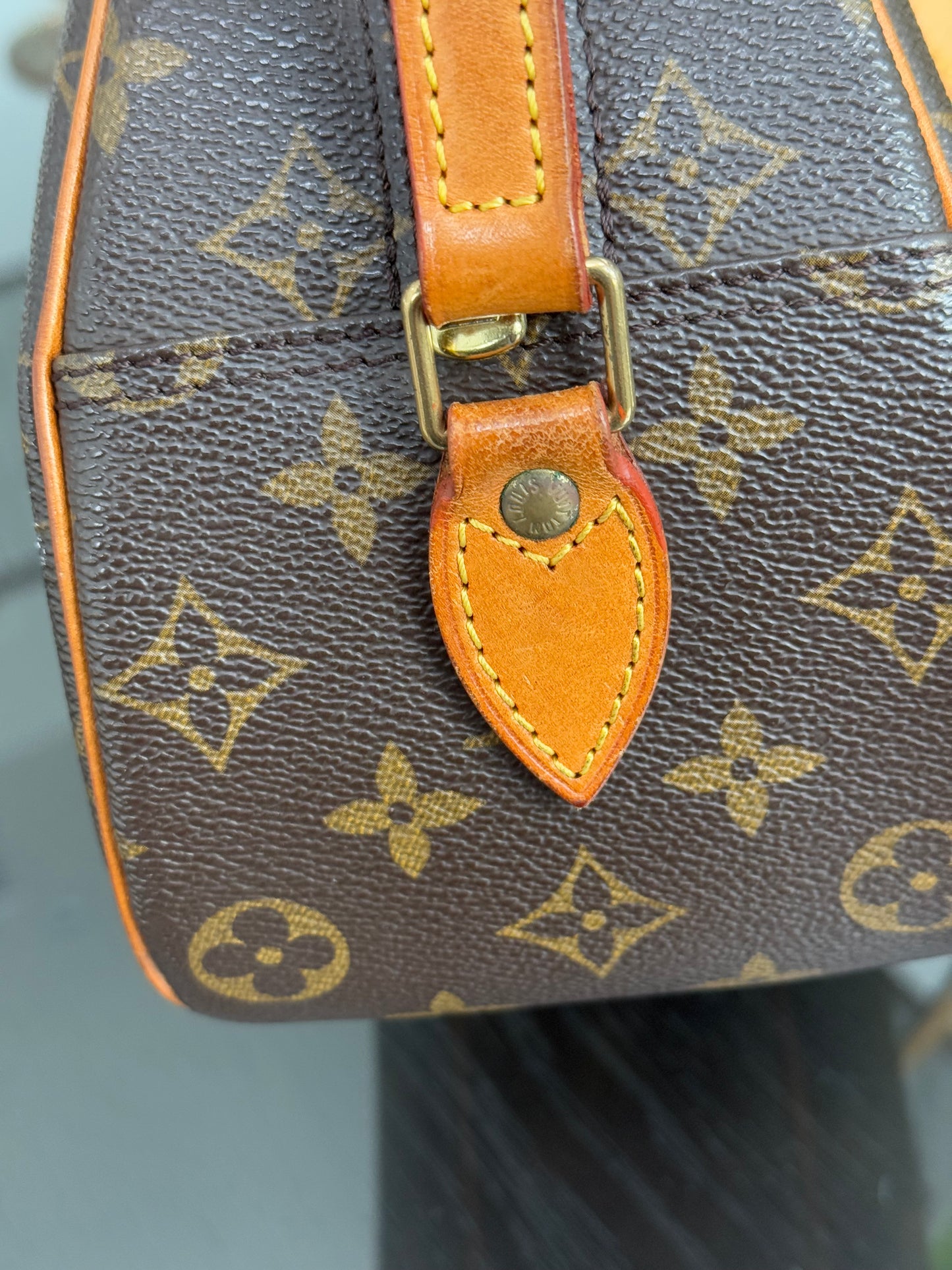 Blois Crossbody -🗓️ Year: 1995