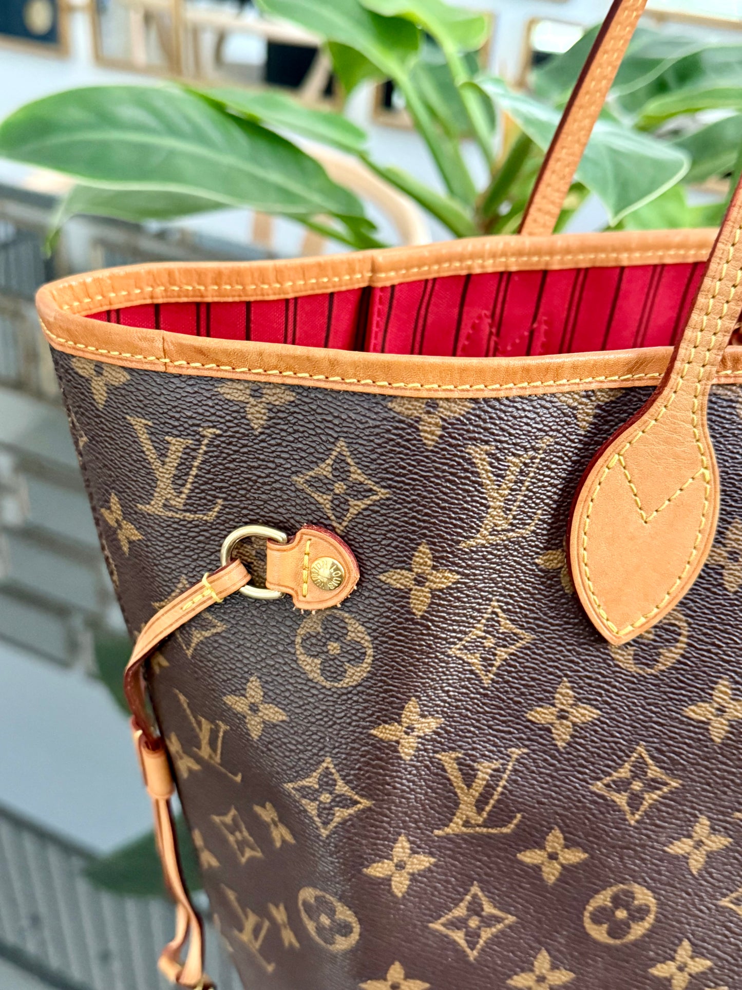 Neverfull MM in Cerise/ Red interior with Dustbag ๐
Year: 2018