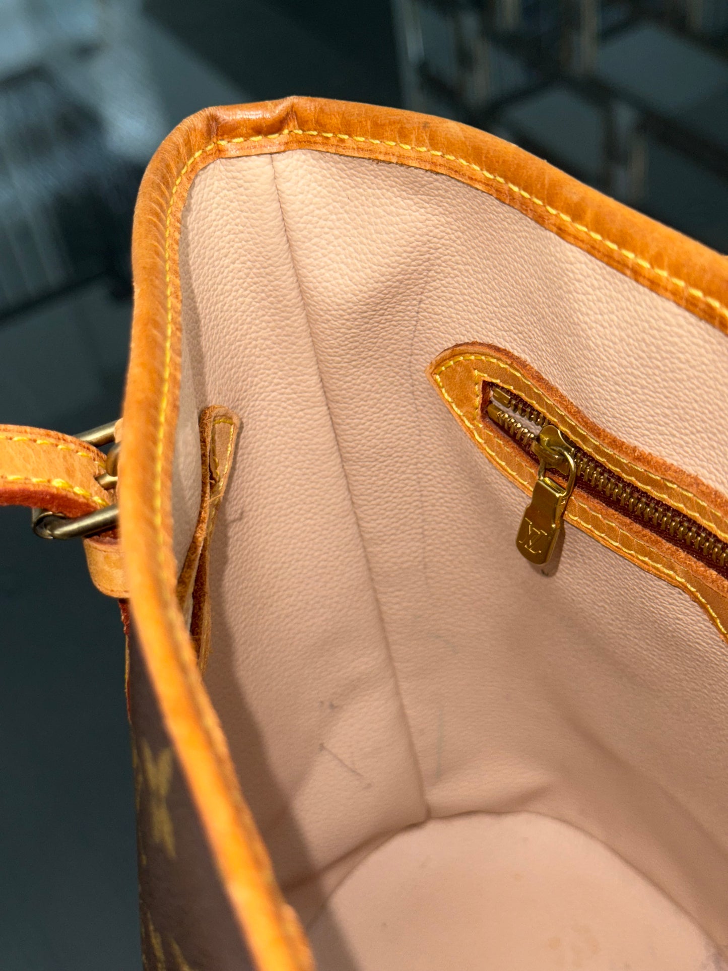 Petite Bucket in Monogram 🗓️ Year: 2003