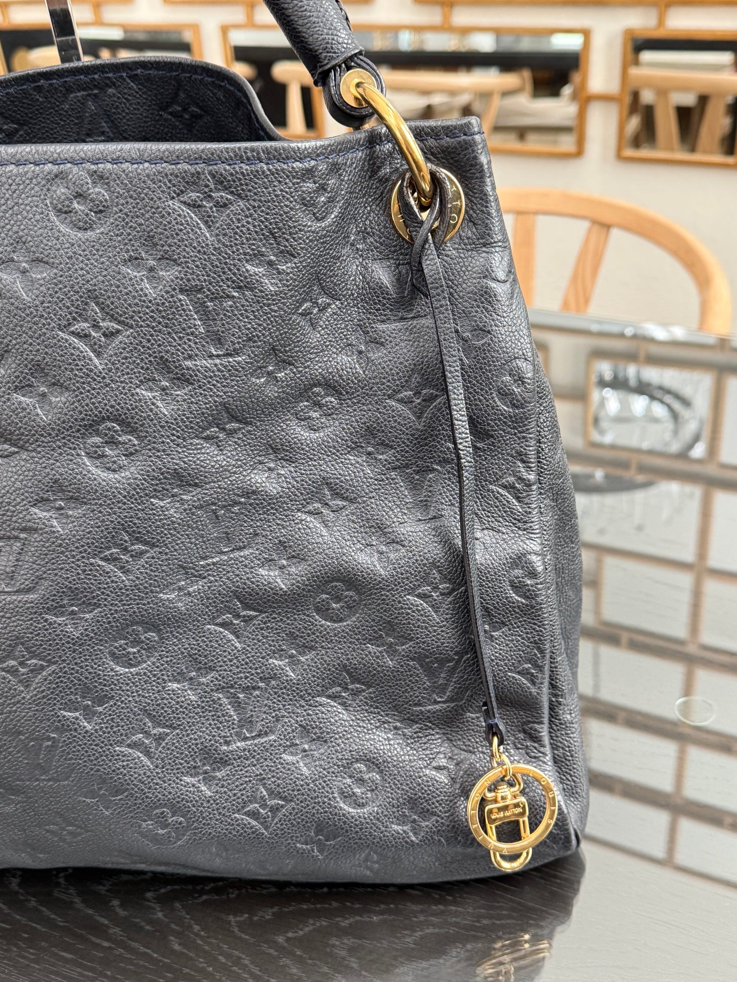 Artsy MM Empriente (Black/Dark Blue) with Dustbag and Insert Organizer - ๐
Year: 2011