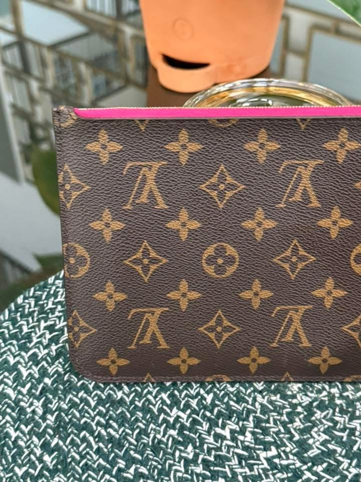 Neverfull MM/GM Pouch in Peony 🗓️ Year: 2020