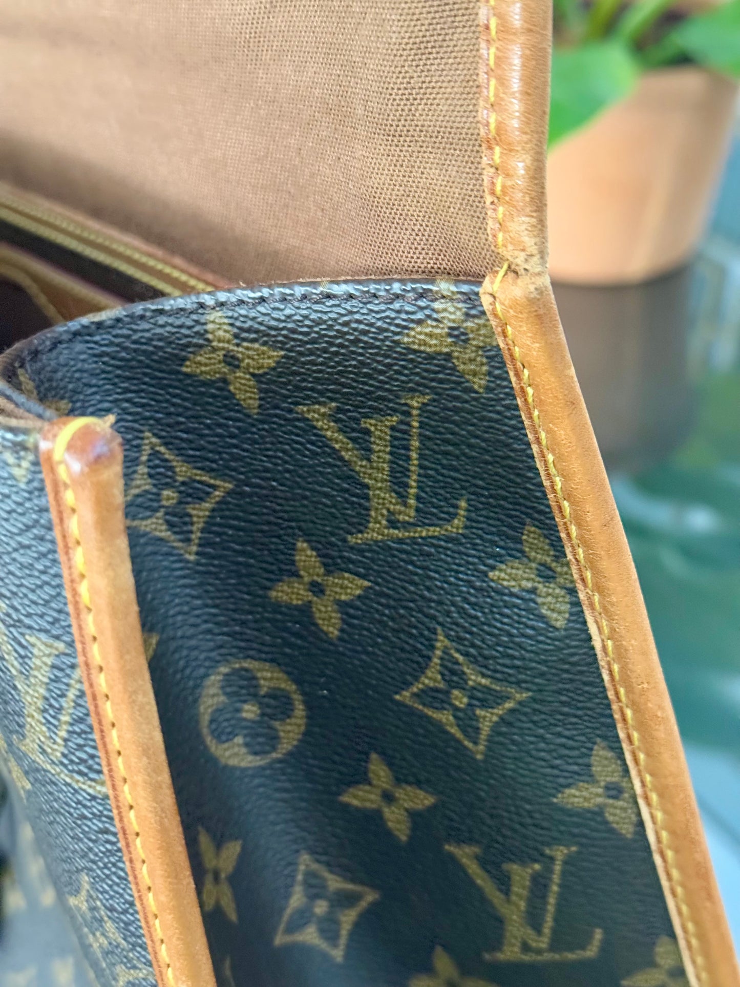 Beverly GM Satchel Crossbody - ๐
Year: 1996