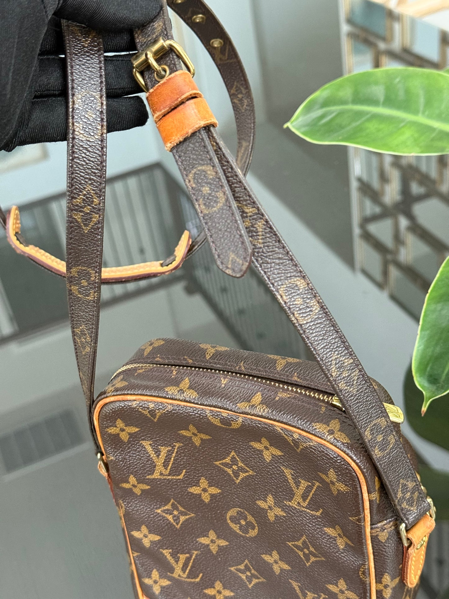 Amazon Crossbody Bag
๐๏ธ Year: 2000