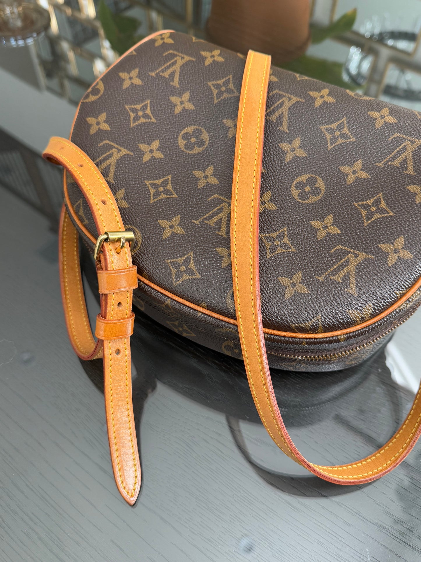 Blois Crossbody -🗓️ Year: 1995