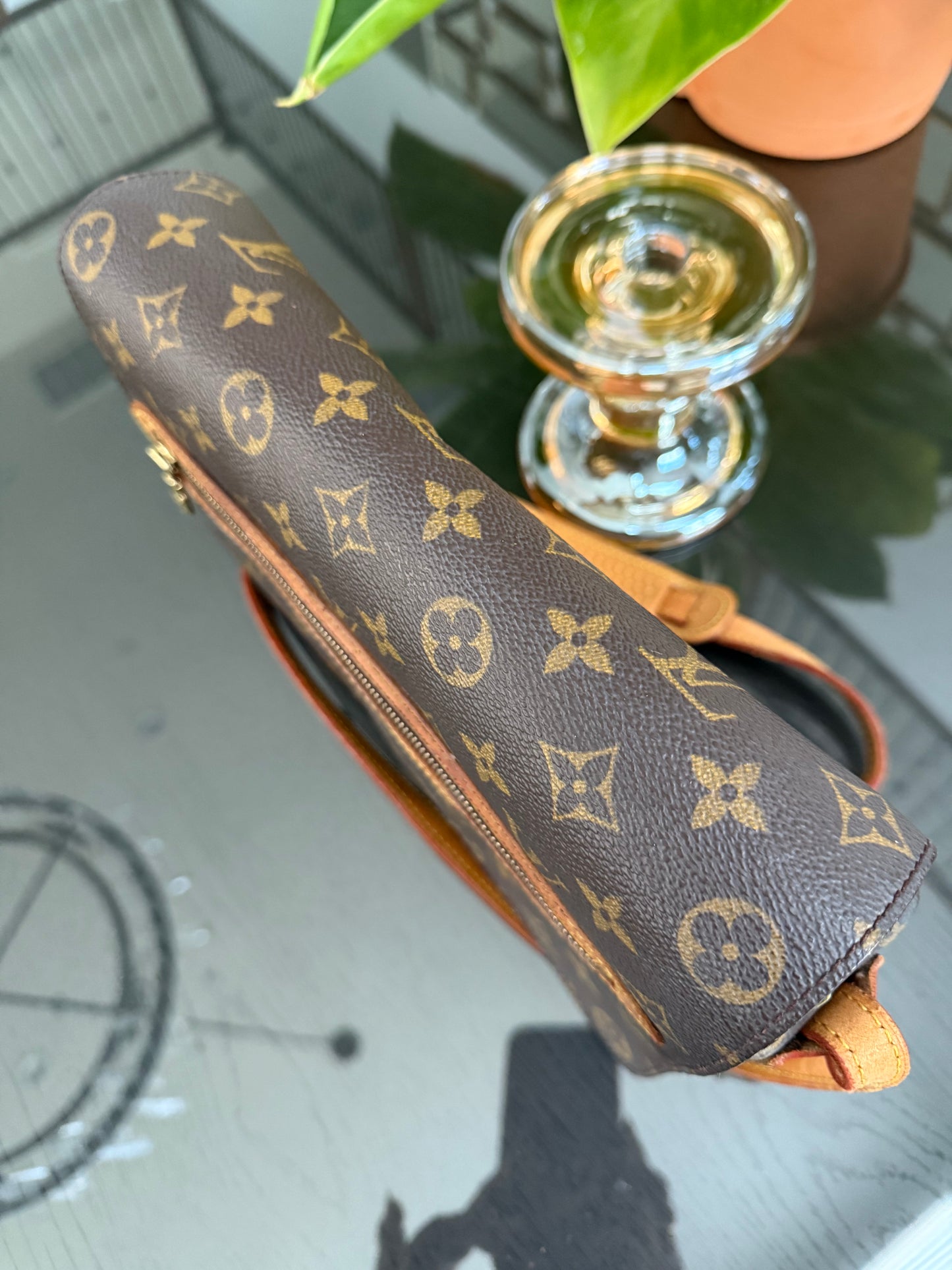 St. Germain 28 Crossbody Bag
๐๏ธ Year: 1995