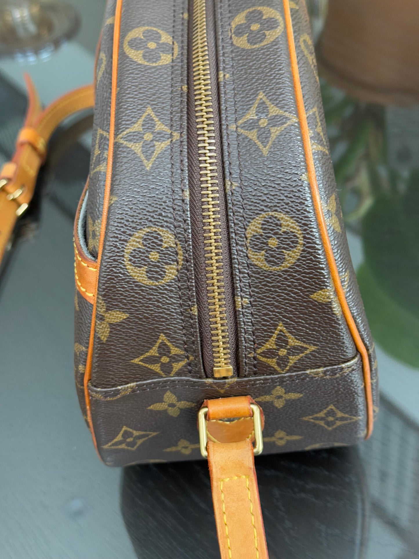 Blois Crossbody -🗓️ Year: 1995