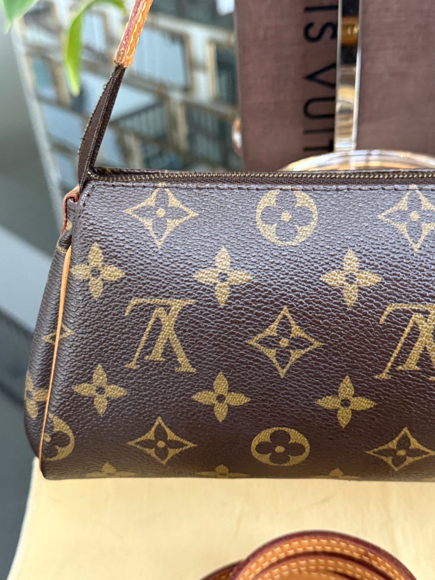 Eva Clutch with Original Strap,Box and Dustbag🗓️ Year: 2009