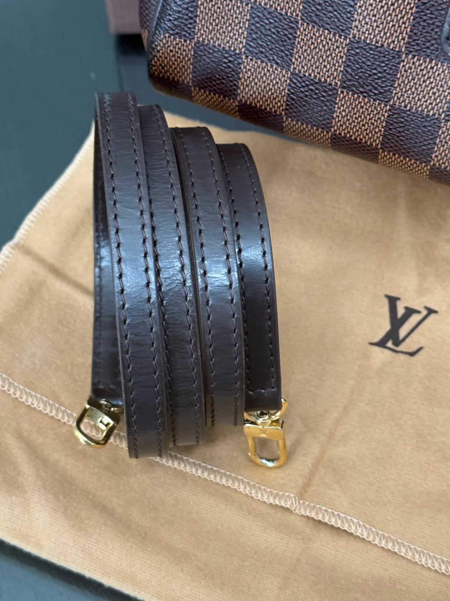 Eva Clutch in DE with Dustbag,Box and Paper bag
๐๏ธ Year: 2015