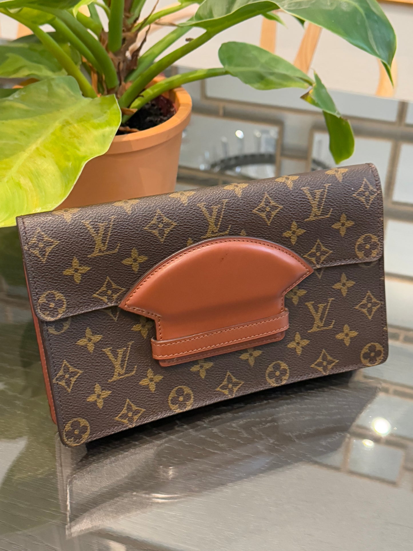 Chaillot Clutch w/ Dustbag -Year: 1987