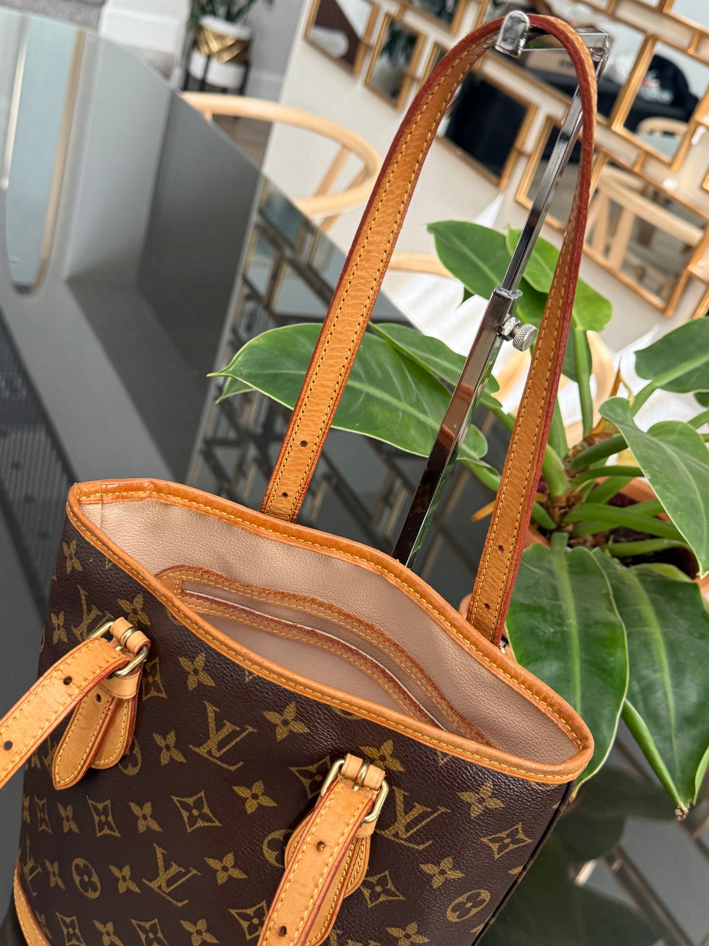 Petite Bucket in Monogram 🗓️ Year: 2003