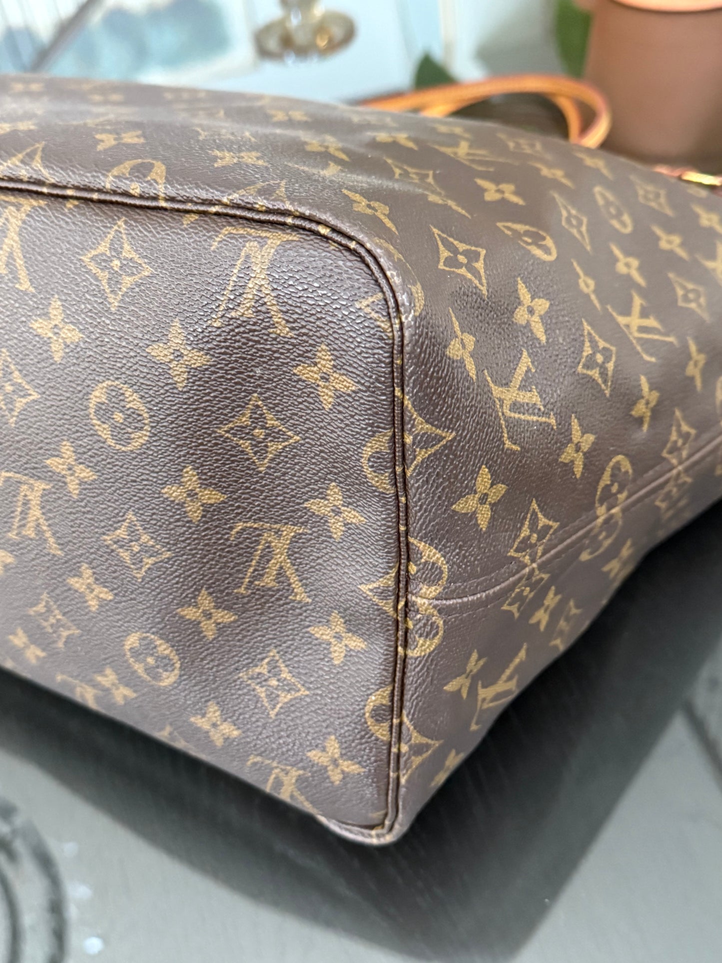 Neverfull GM with Dustbag and Insert Organizer ๐
Year: 2012