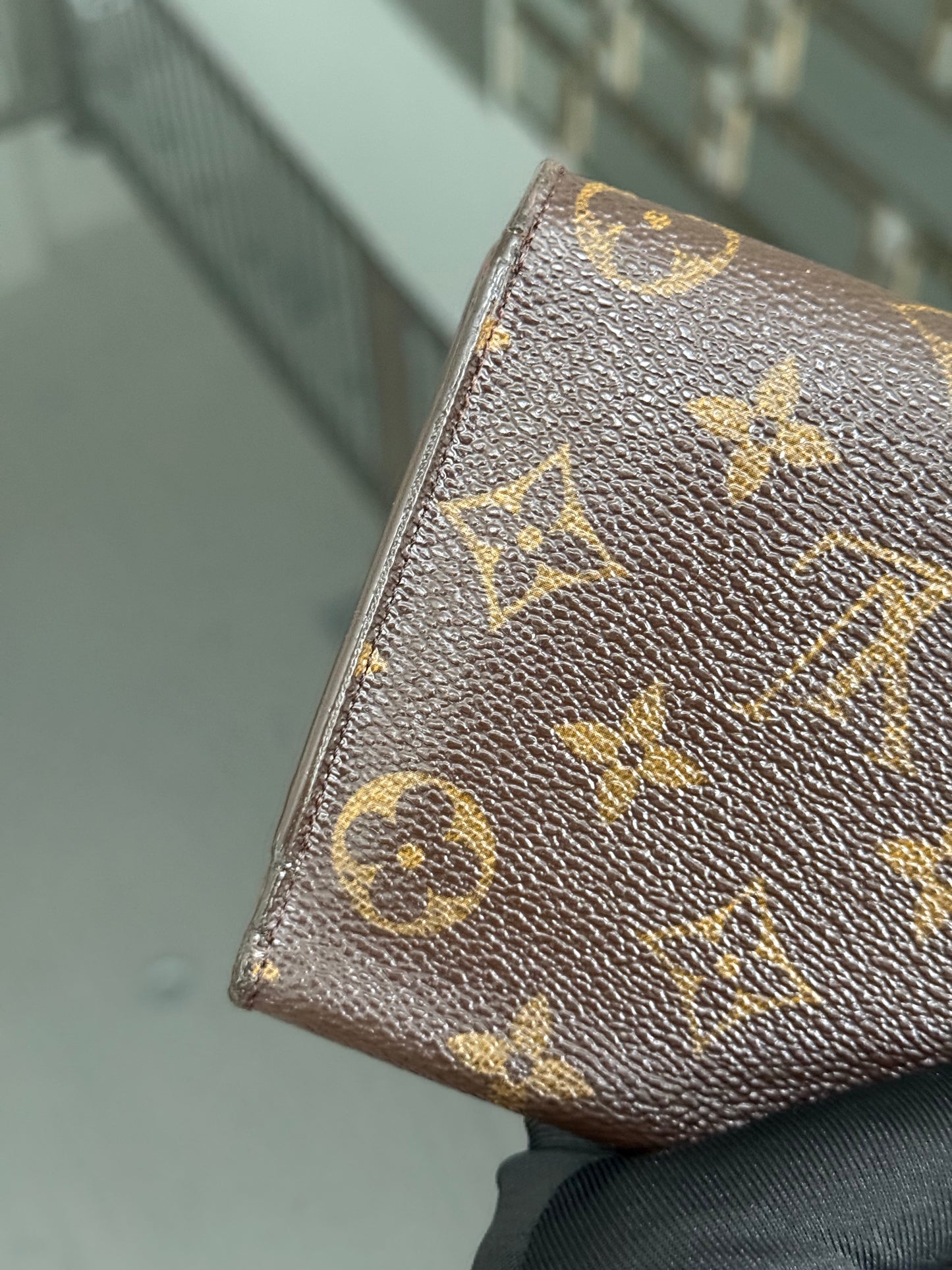 International Wallet in Monogram 🗓️ Year: 2001