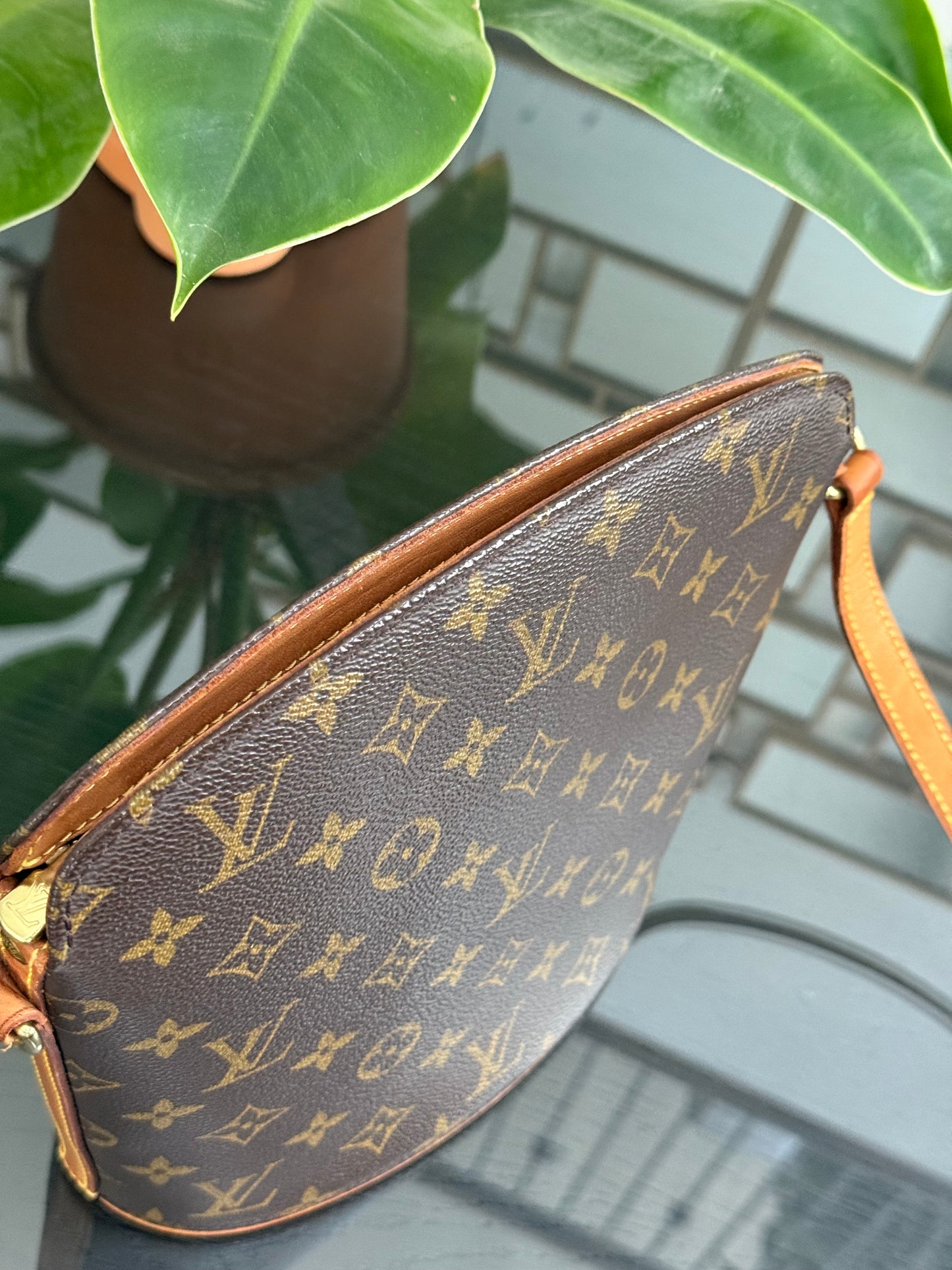 Drouot Crossbody ๐
Year: 2000