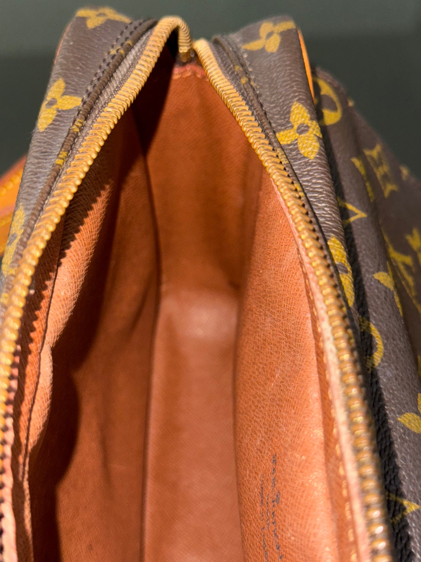 St. Germain 28 Crossbody Bag
๐๏ธ Year: 1995