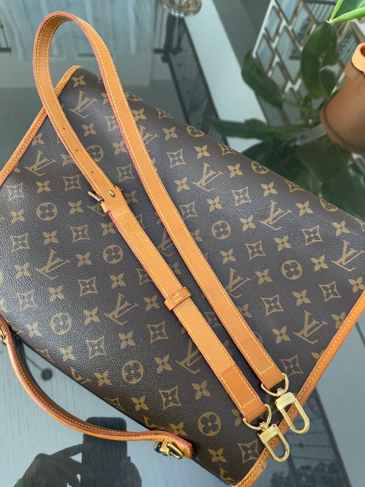 Beverly GM Satchel Crossbody - ๐
Year: 1996
