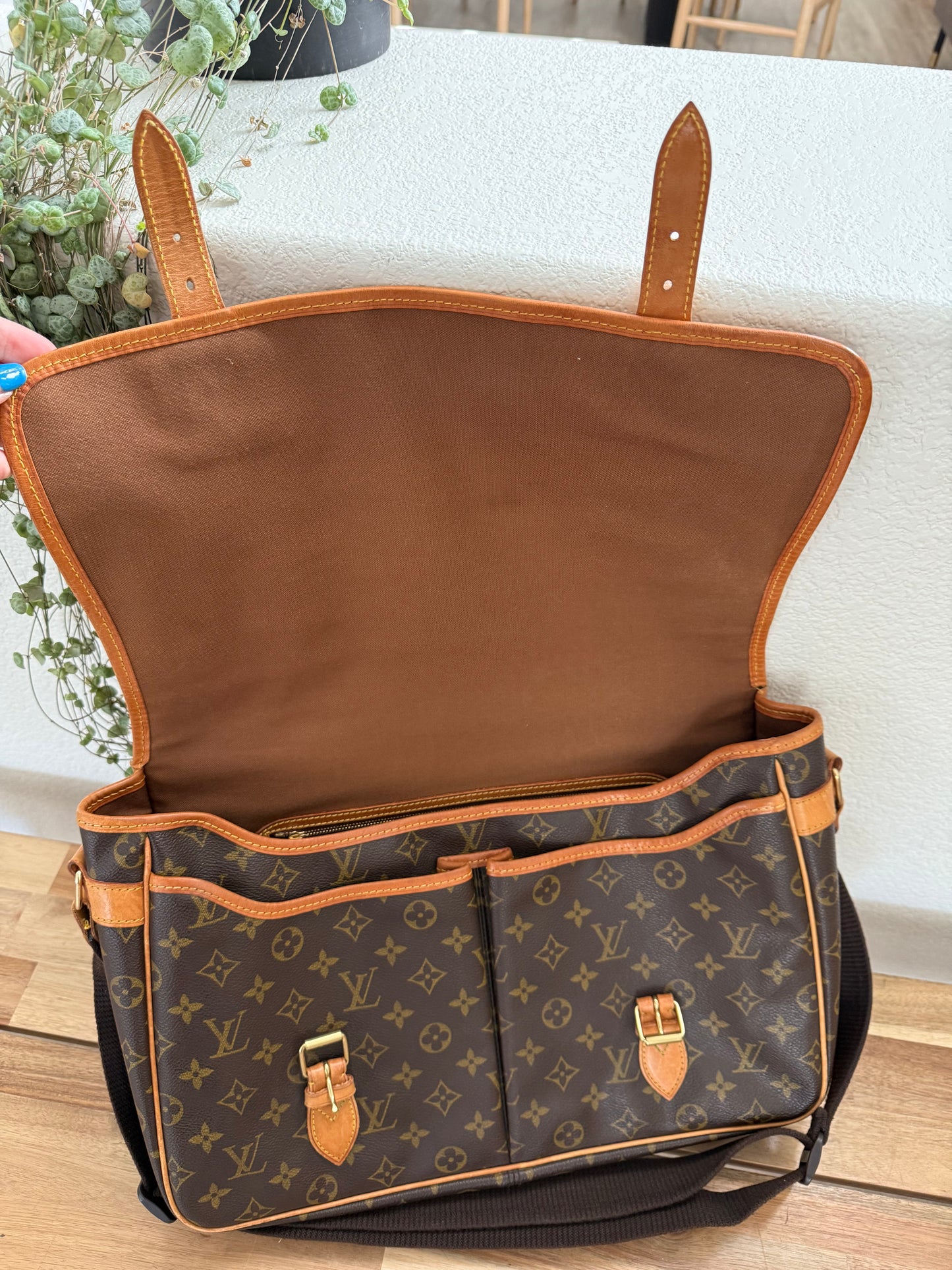 Gibeciere GM Crossbody - π
Year: 1997