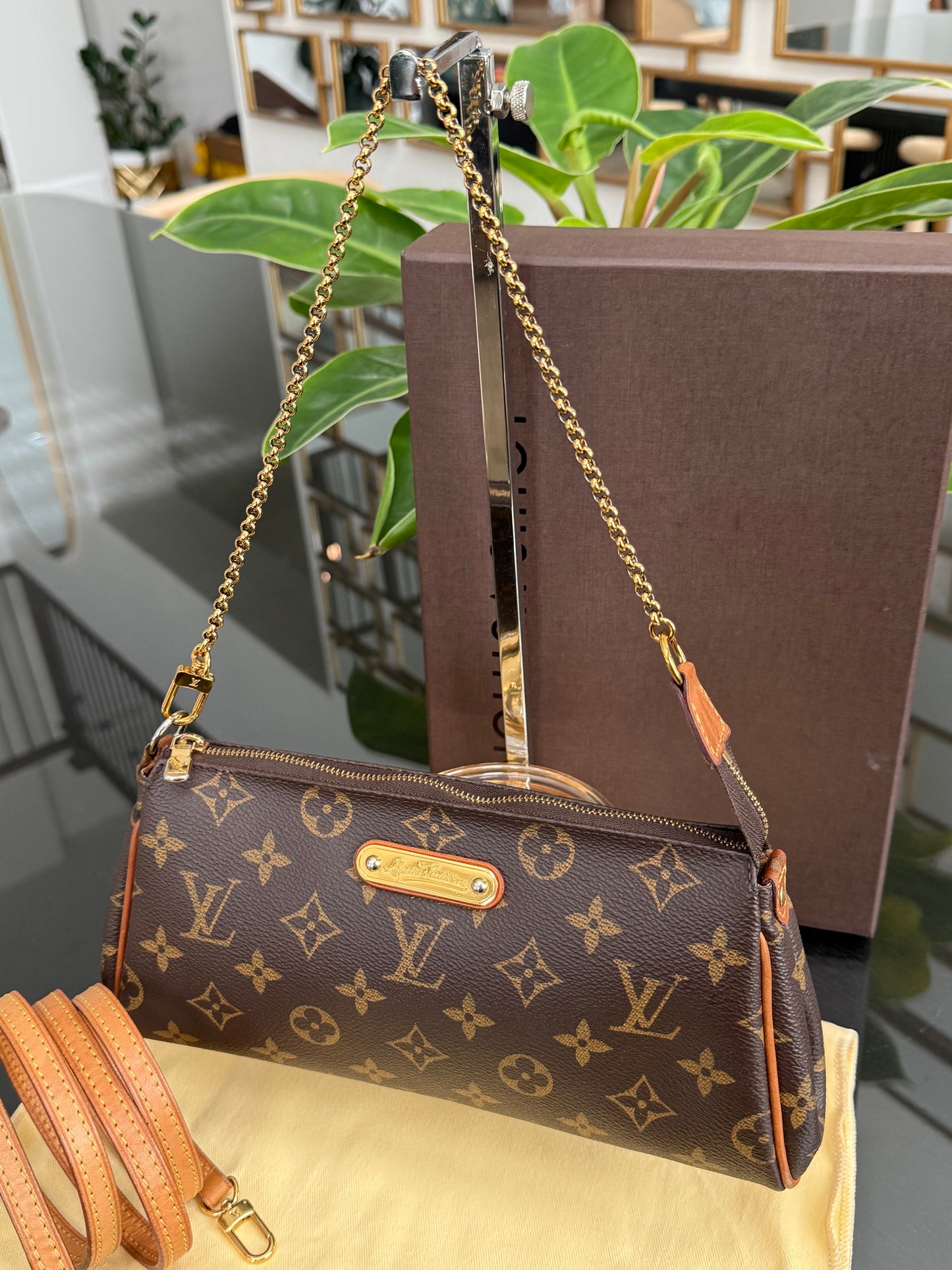 Eva Clutch Crossbody with Dustbag and Box🗓️ Year: 2015