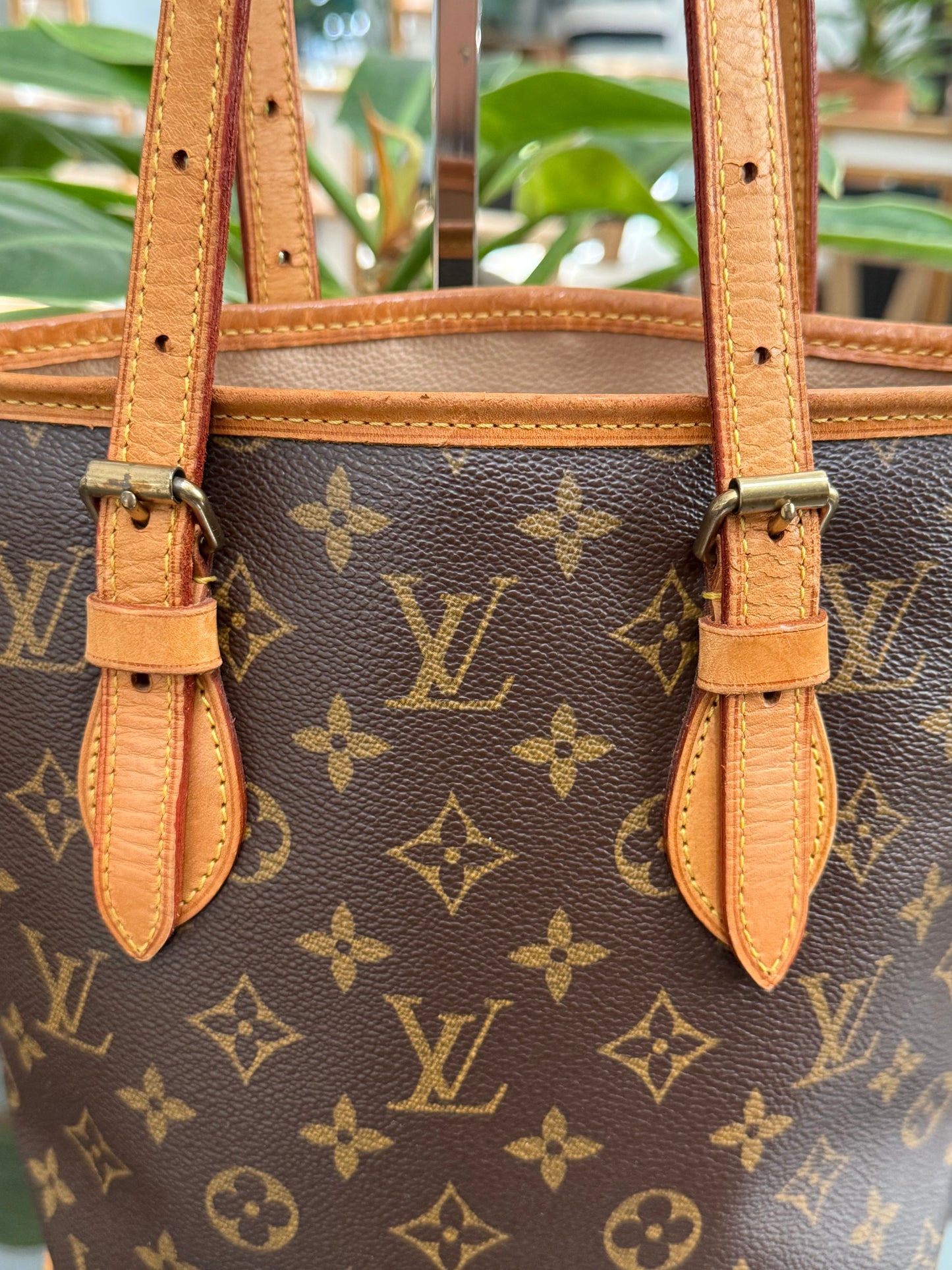 Petite Bucket in Monogram 🗓️ Year: 2003