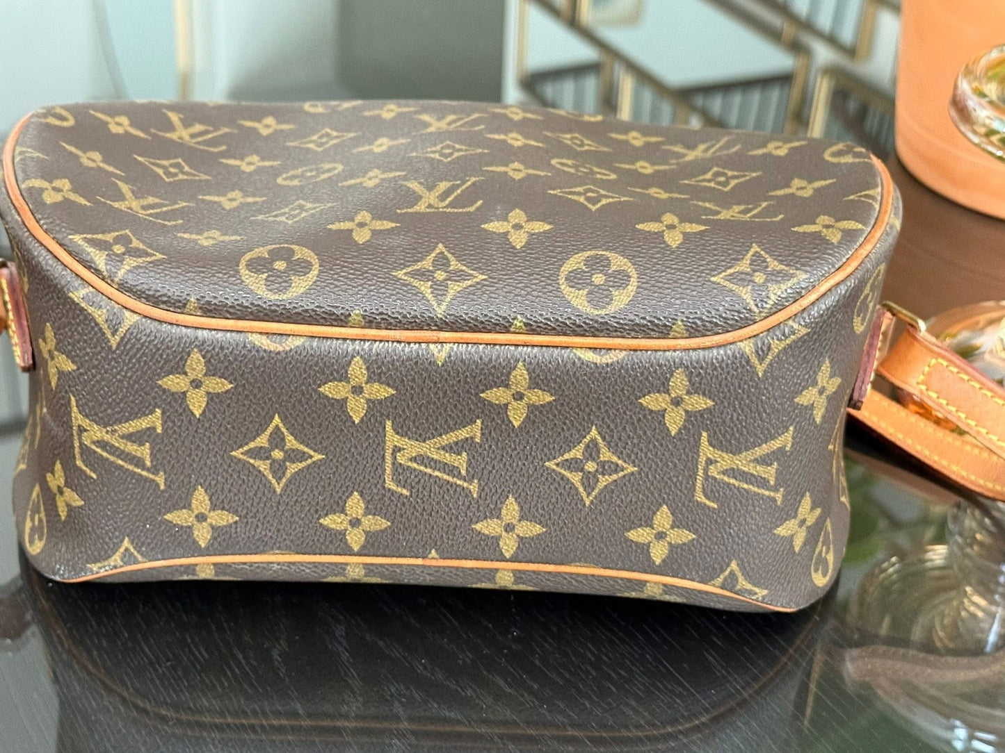 Blois Crossbody -๐๏ธ Year: 1997