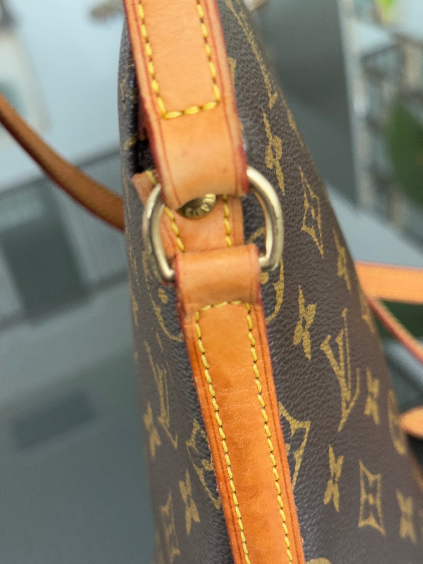 Drouot Crossbody -
π
Year: 2001