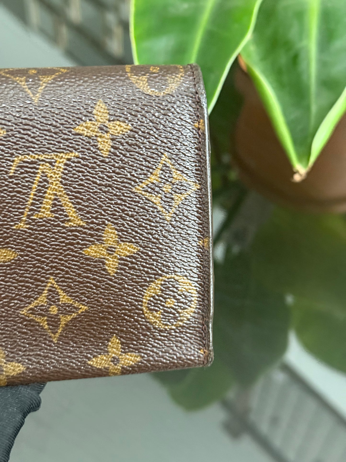 International Wallet in Monogram 🗓️ Year: 2001
