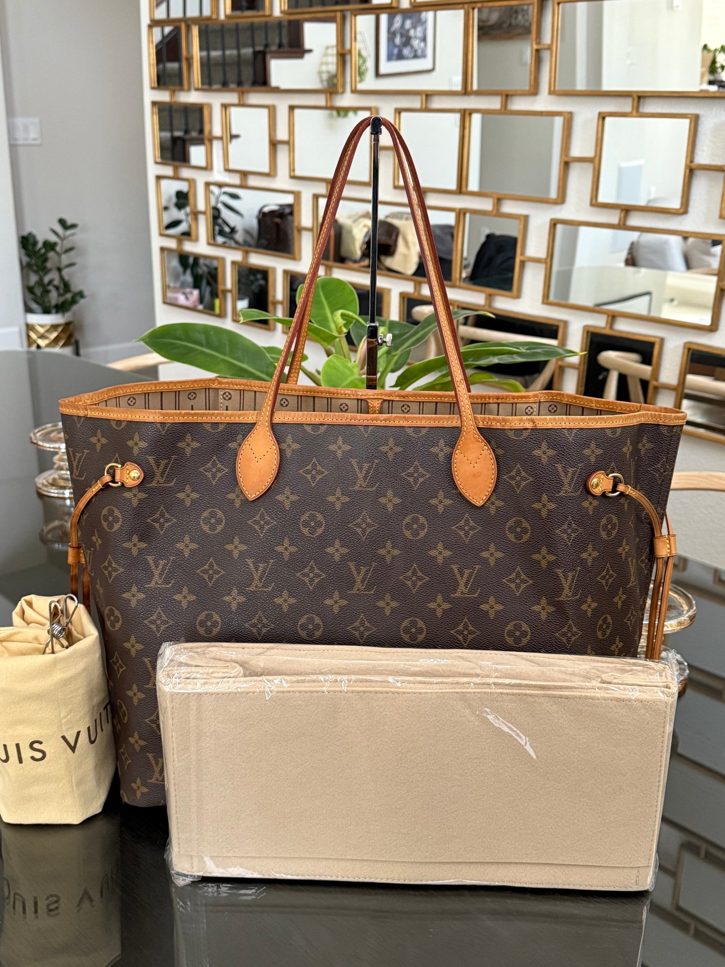 Neverfull GM with Dustbag and Insert Organizer ๐
Year: 2012