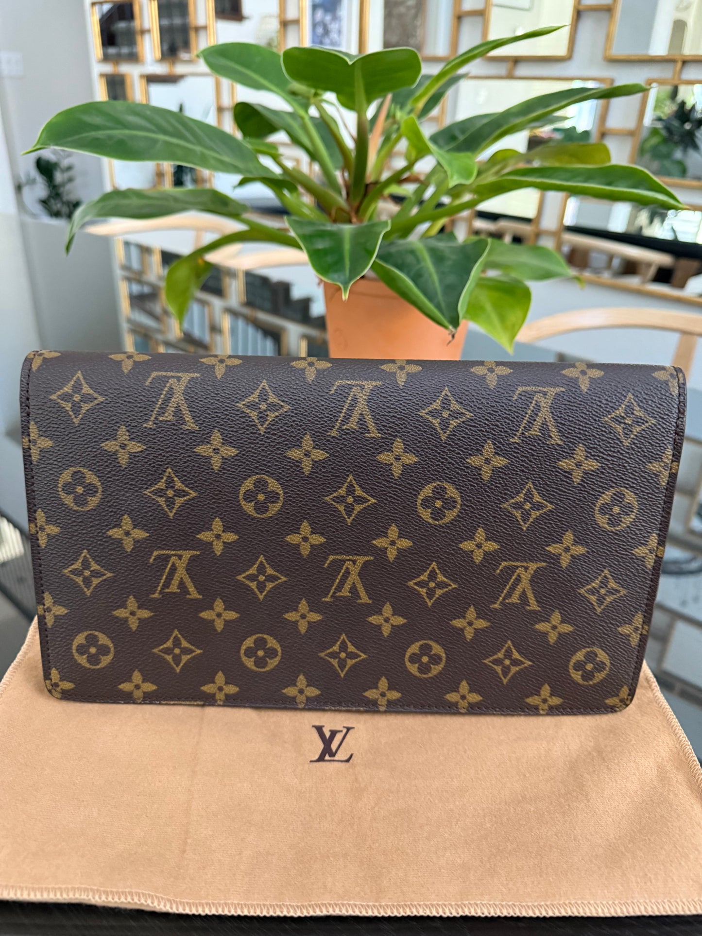 Chaillot Clutch w/ Dustbag 🗓️ Year: 1987