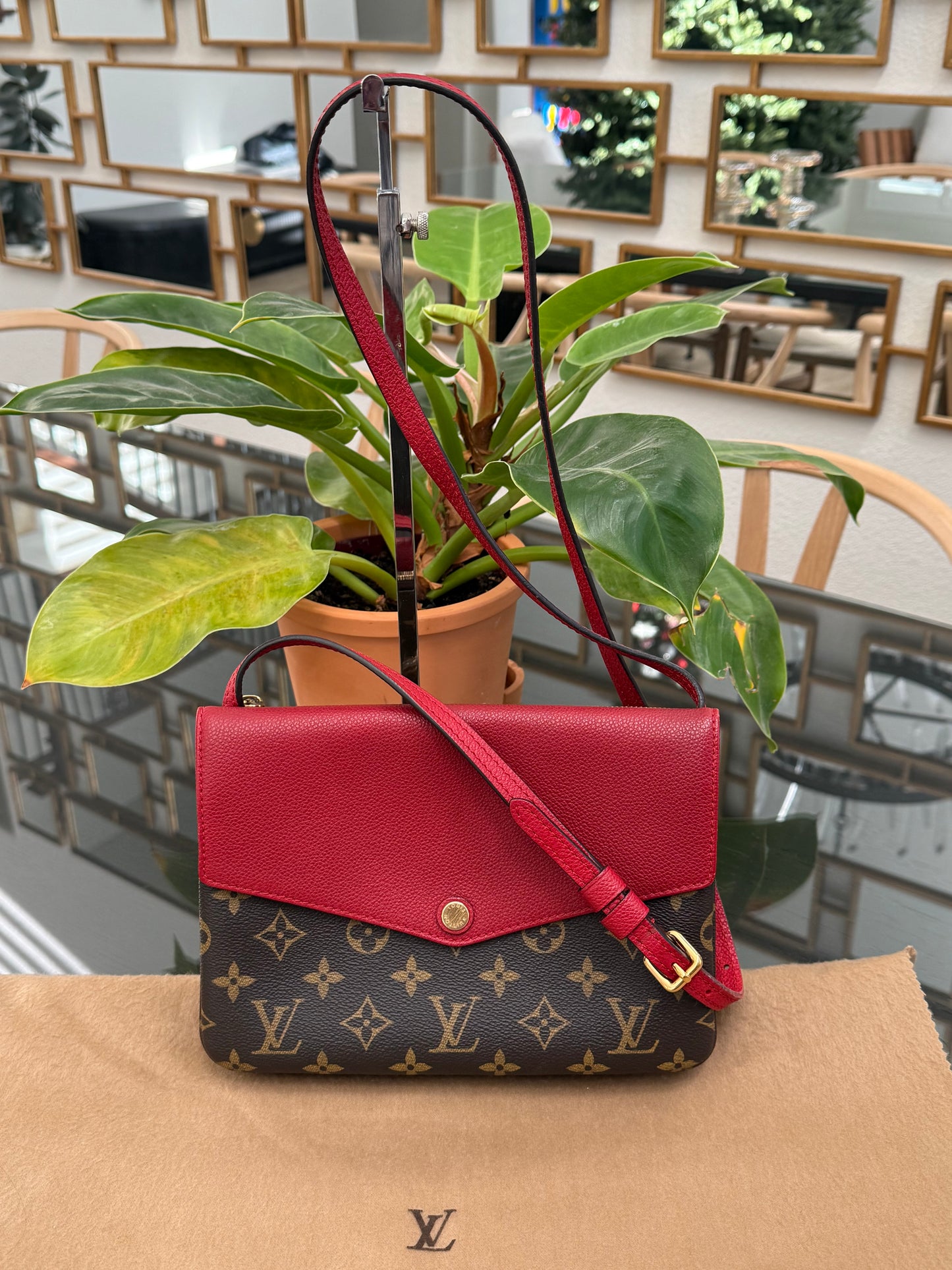Twice Pochette in Cerise Red with Dustbag -π
Year: 2015