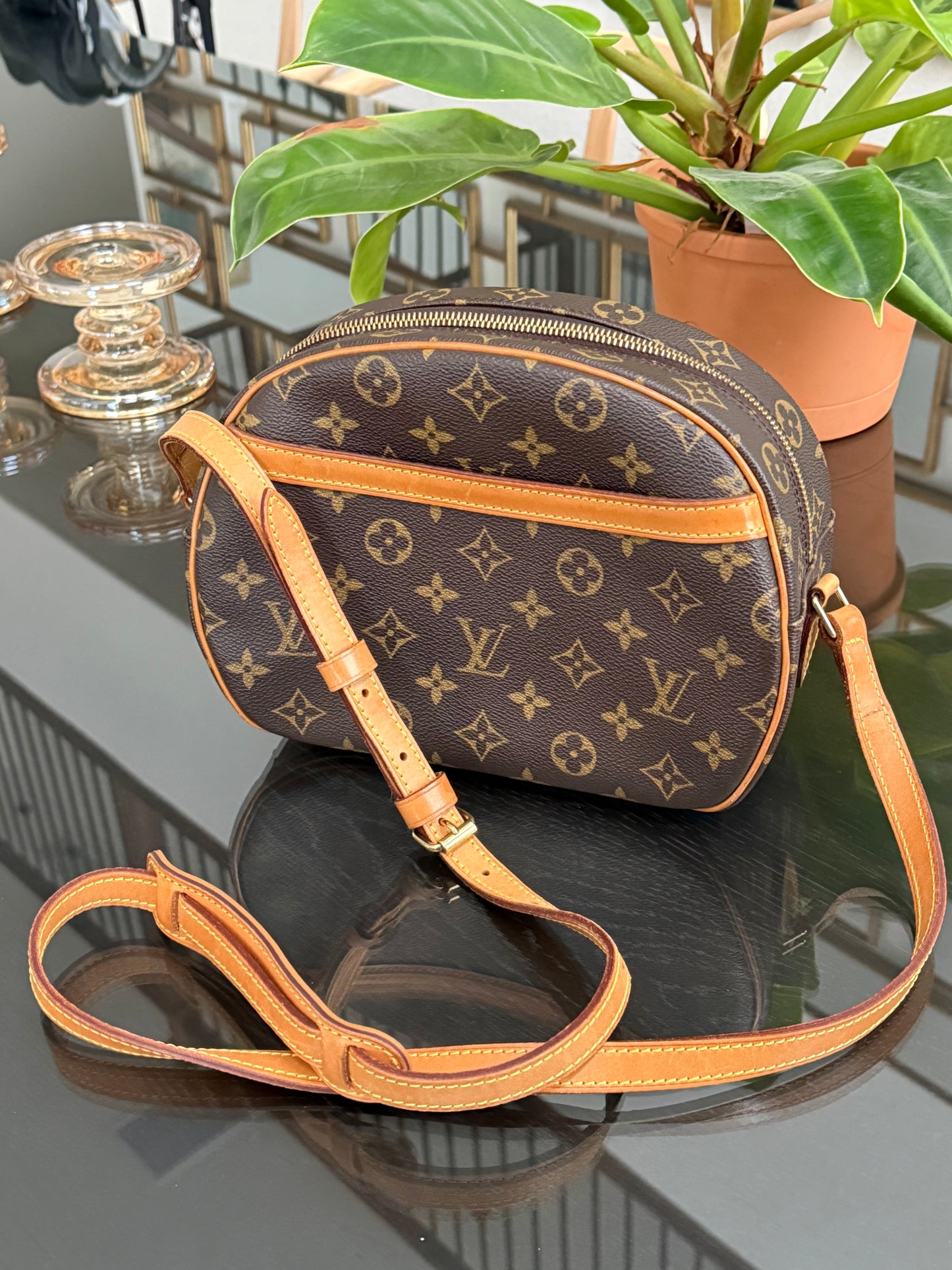 Blois Crossbody -🗓️ Year: 1999