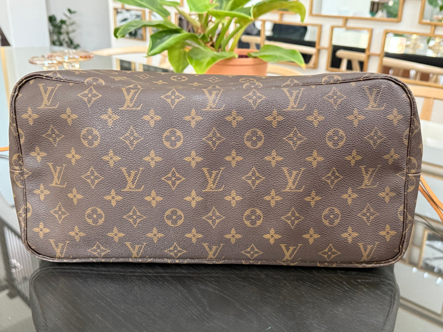 Neverfull GM with Dustbag and Insert Organizer ๐
Year: 2012