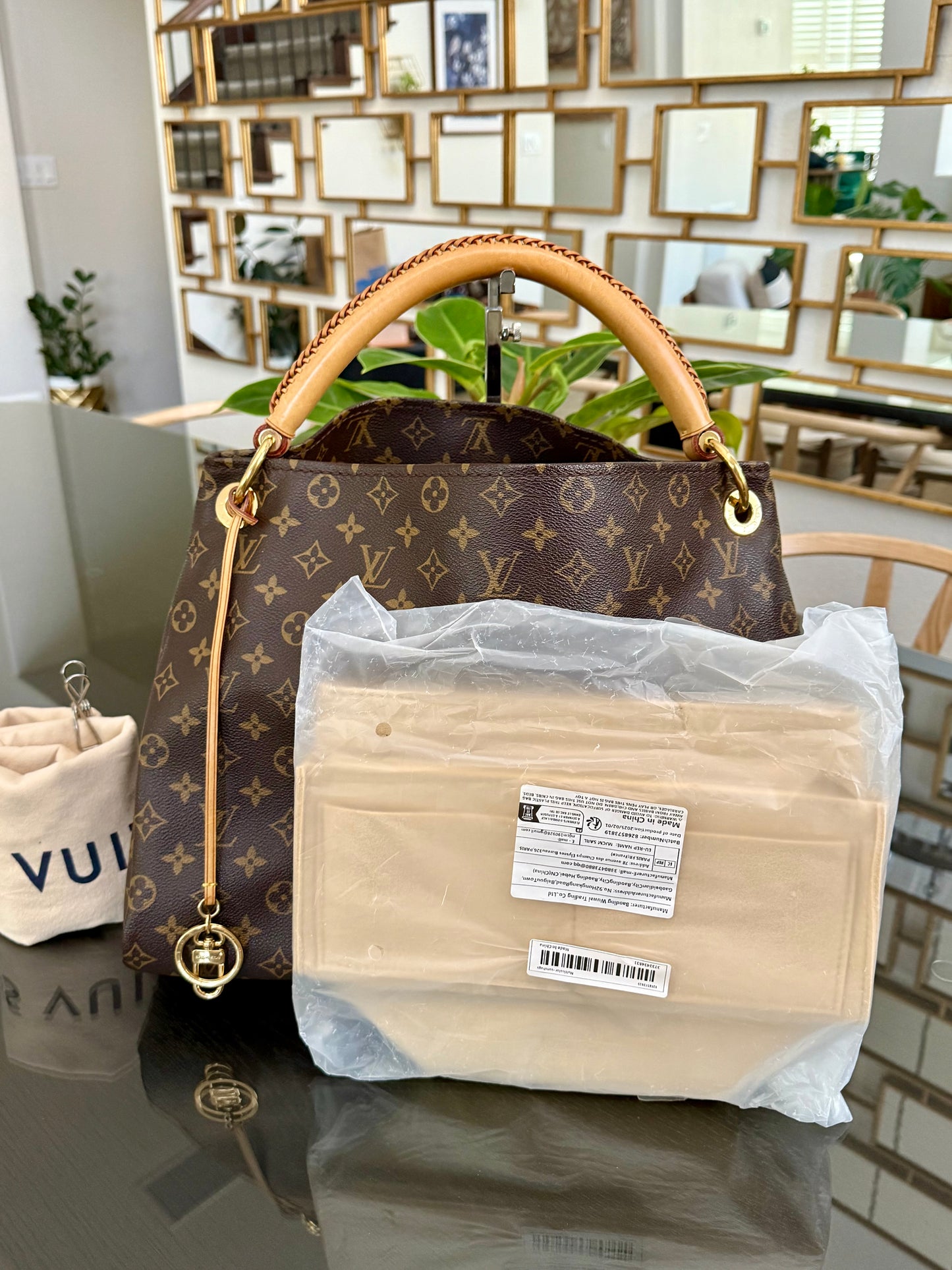 Artsy MM with Dustbag and Insert Organizer - ๐
Year: 2010
