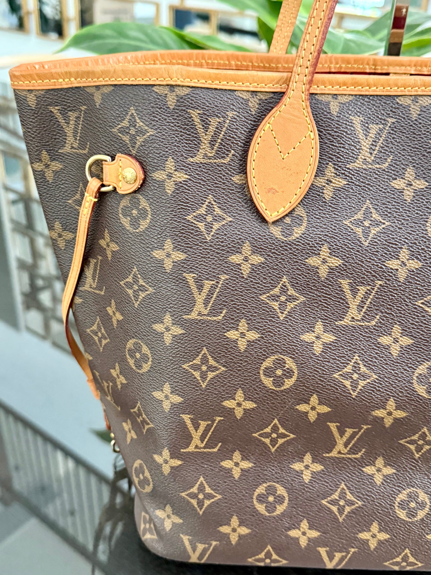 Neverfull MM in Cerise/ Red interior with Dustbag ๐
Year: 2018