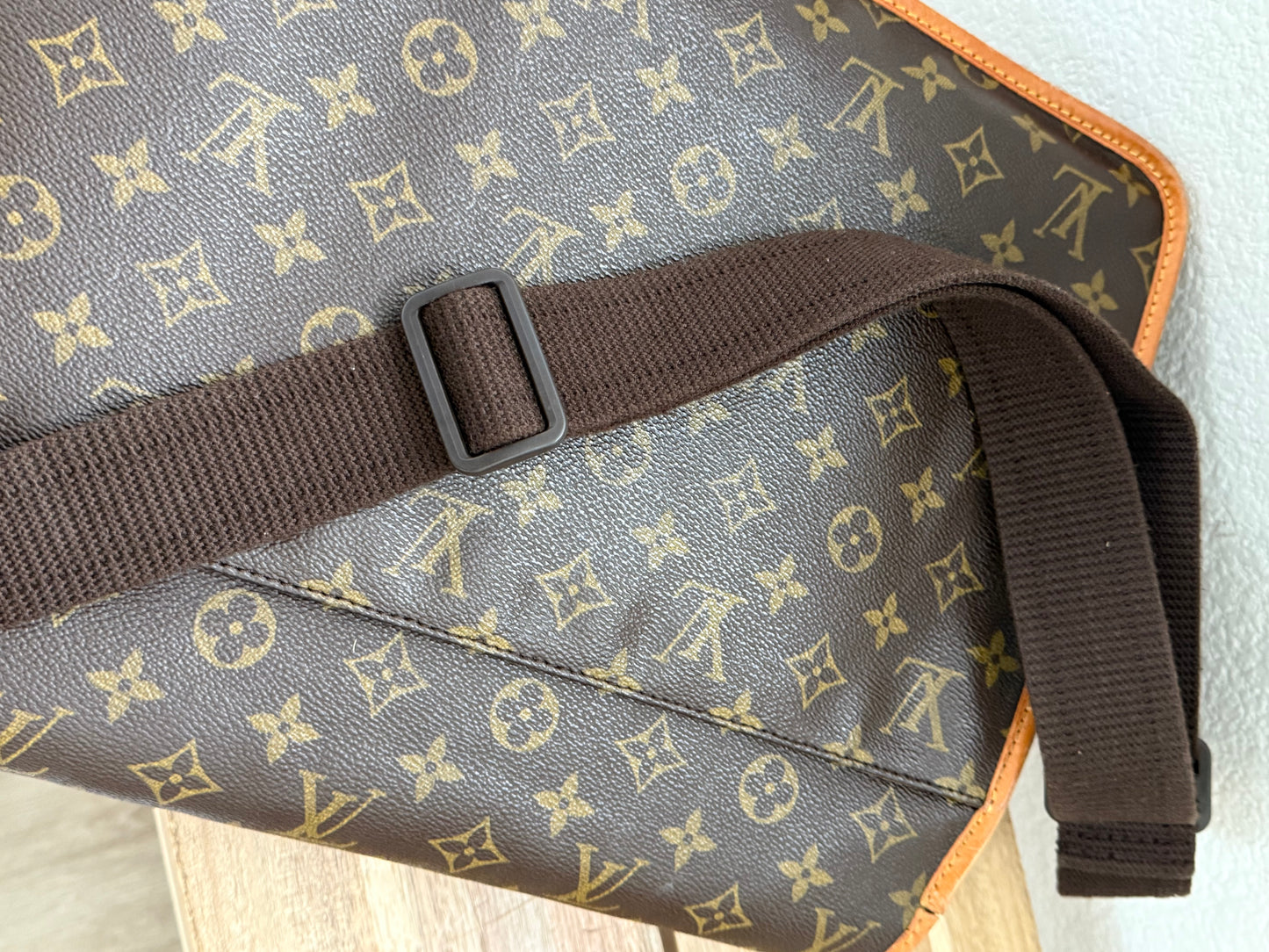 Gibeciere GM Crossbody - π
Year: 1997