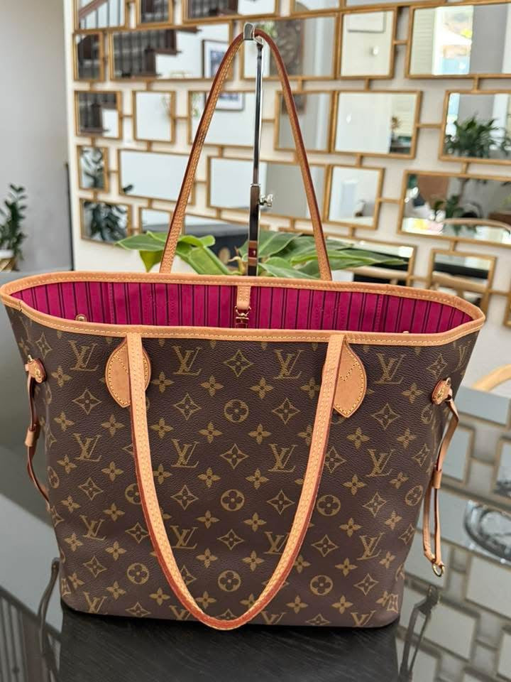 Neverfull MM Monogram in Peony with Dustbag and Insert organizer π
Year: 2020