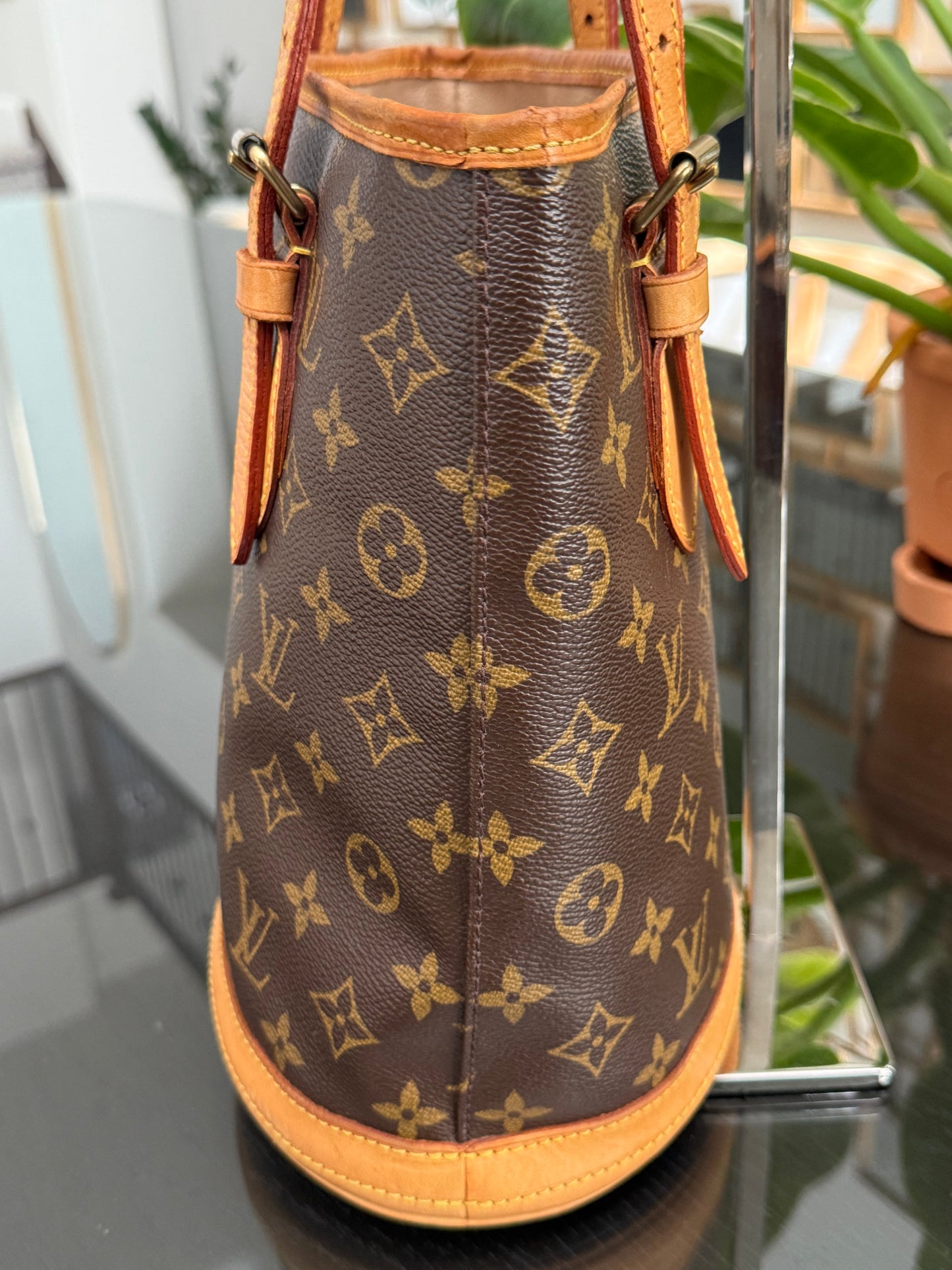 Petite Bucket in Monogram 🗓️ Year: 2003