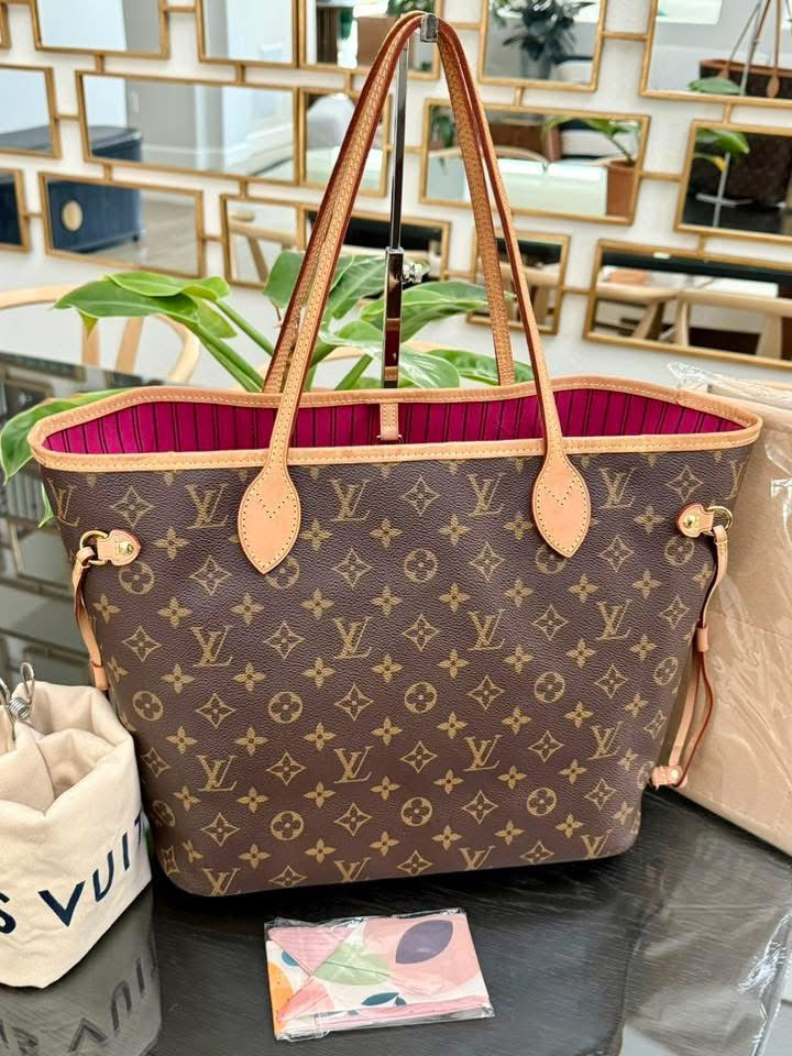 Neverfull MM Monogram in Peony with Dustbag and Insert organizer π
Year: 2020