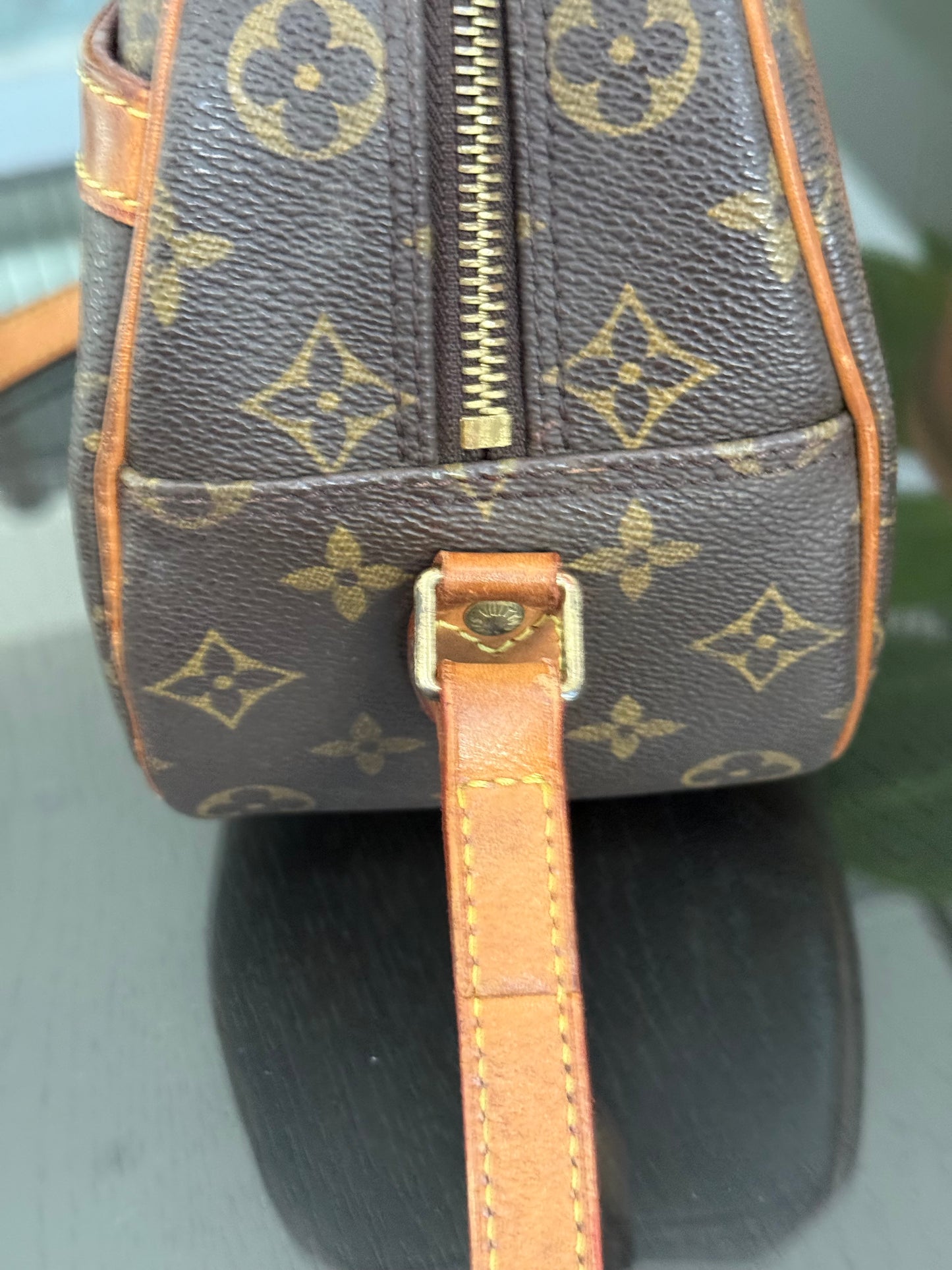 Blois Crossbody -🗓️ Year: 2002