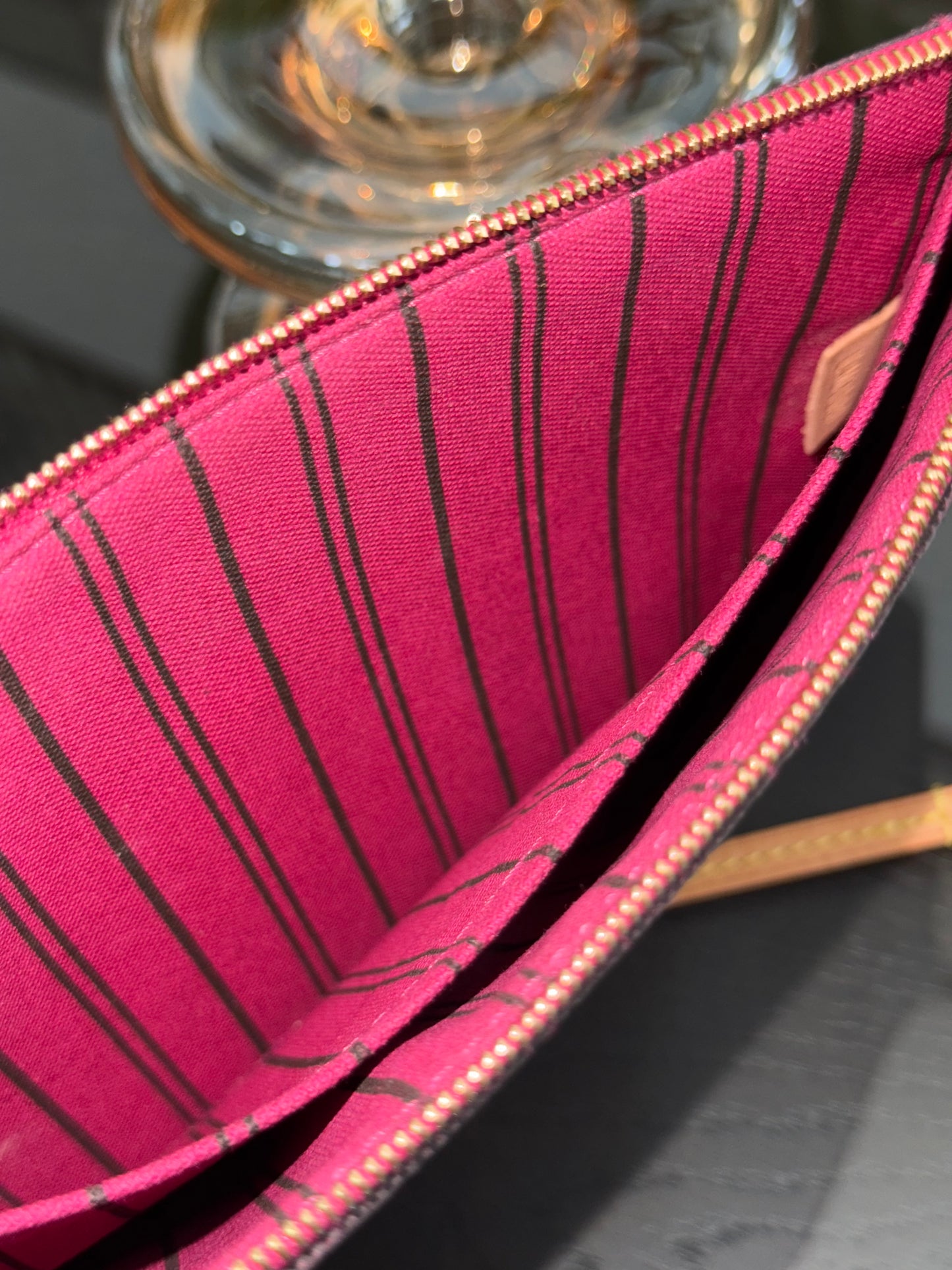 Neverfull MM Pouch in Peony interior -🗓️ Year:2019