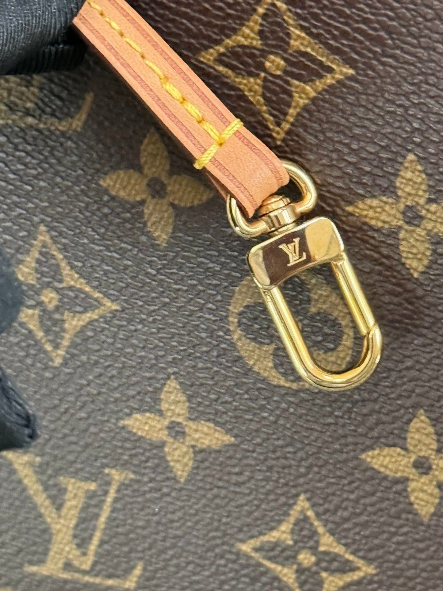 Neverfull MM/GM Pouch in Cerise interior -🗓️ Year: 2017