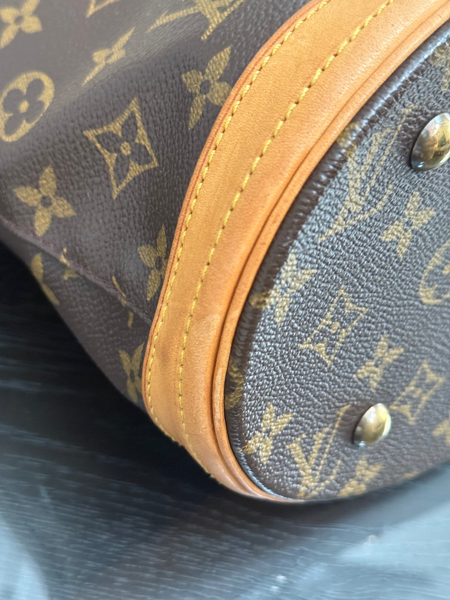 Petite Bucket in Monogram 🗓️ Year: 2003