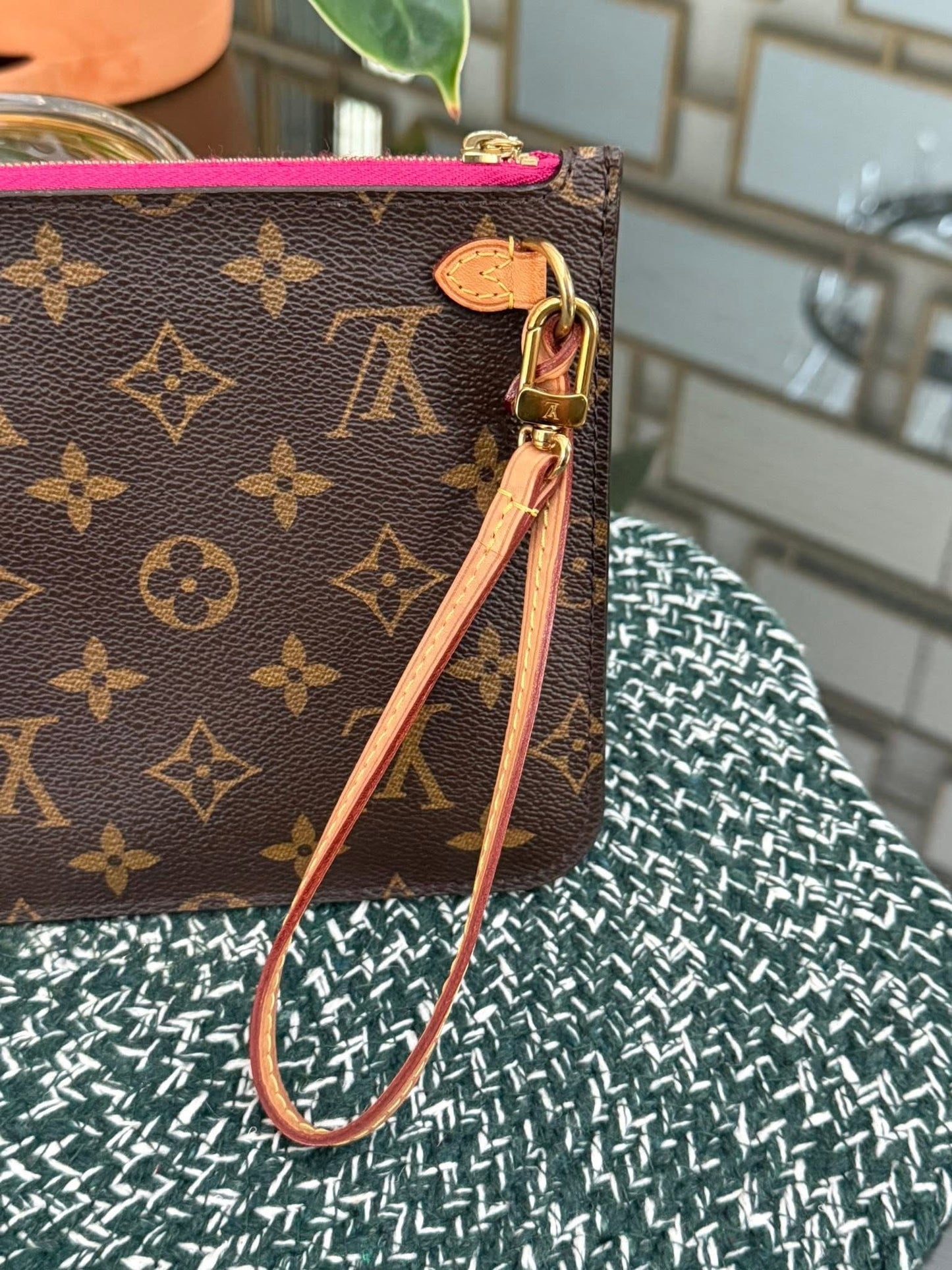 Neverfull MM/GM Pouch in Peony 🗓️ Year: 2020
