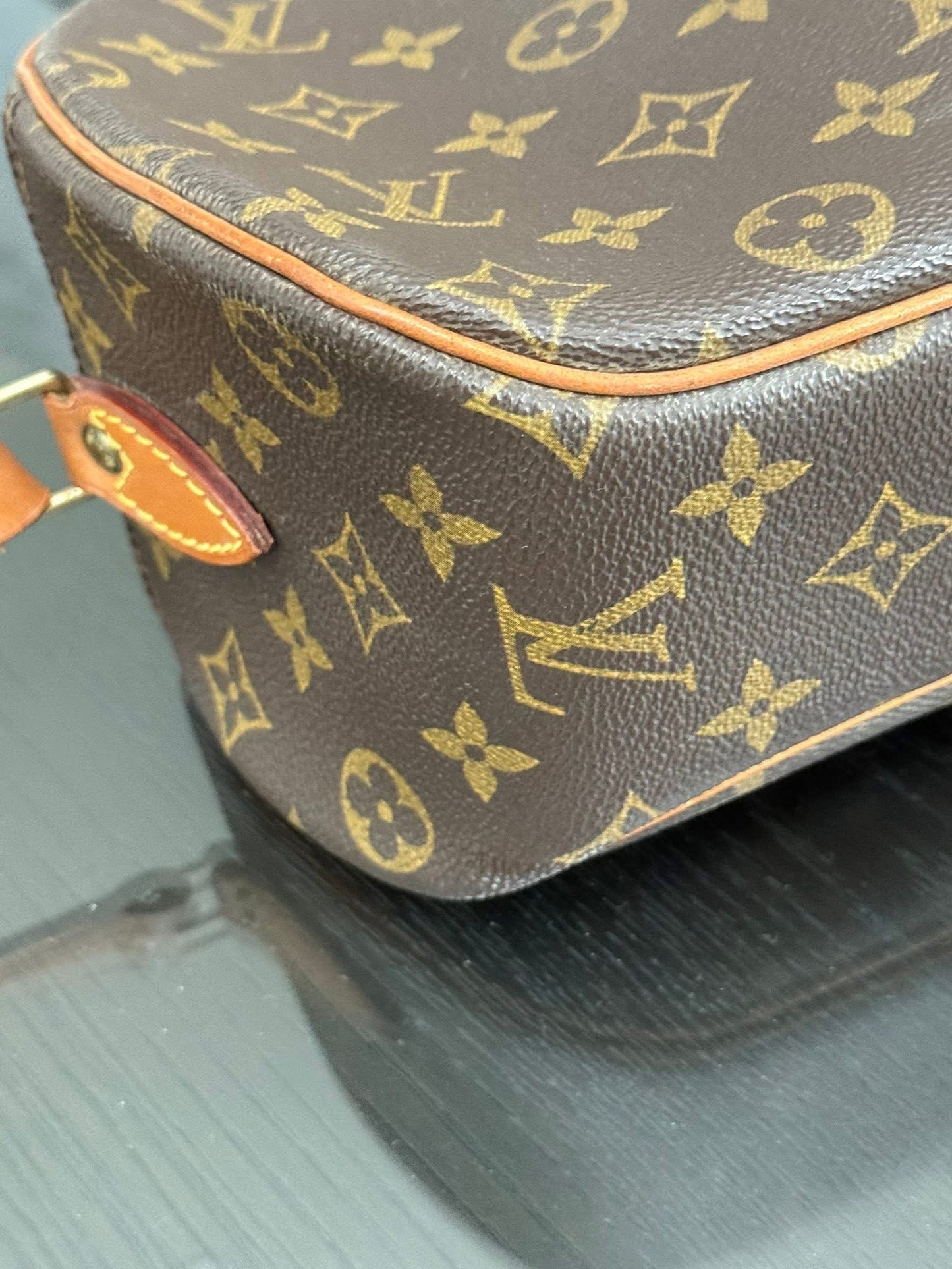 Blois Crossbody -๐๏ธ Year: 1997