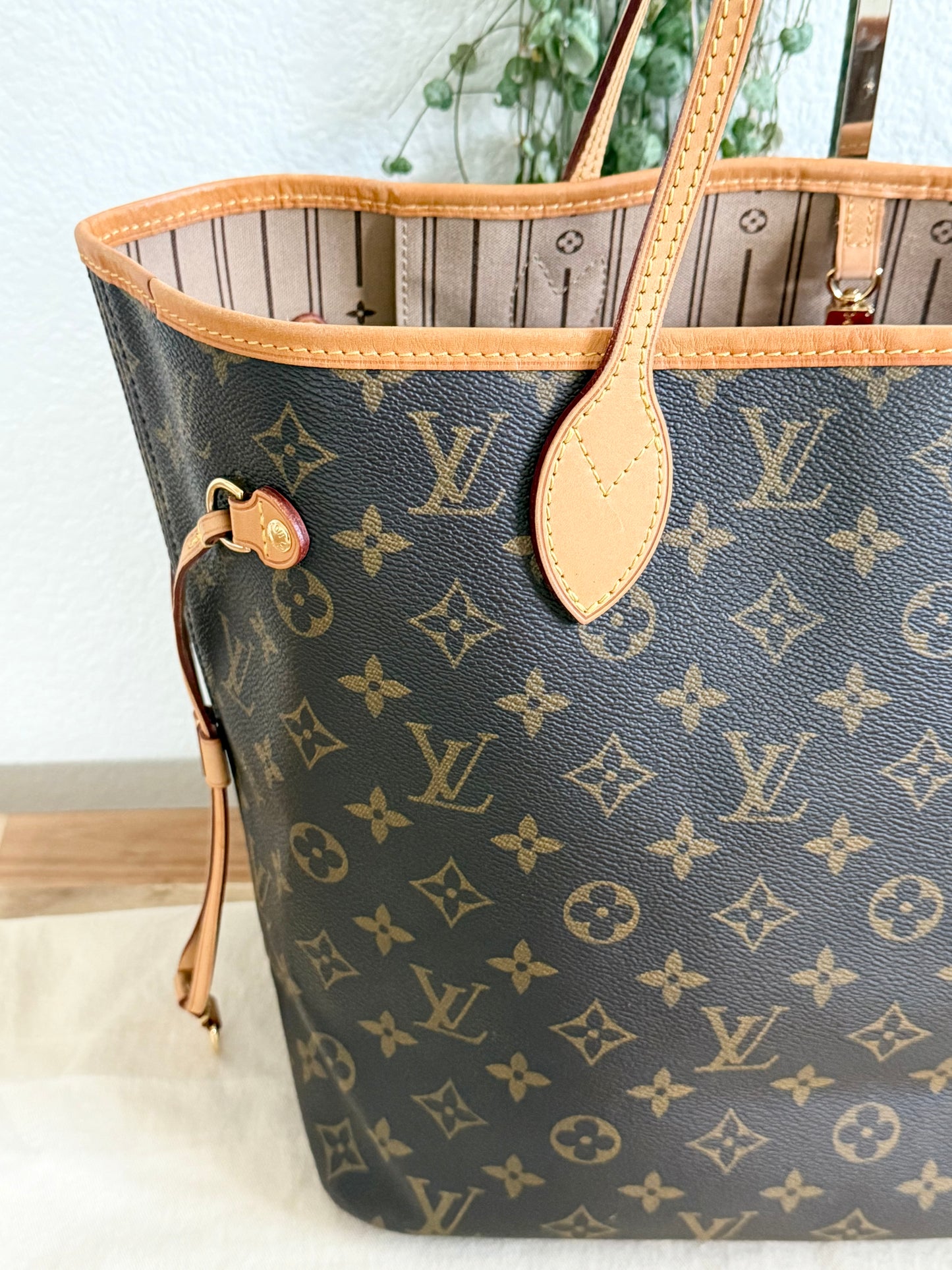 Neverfull MM with Dustbag and Insert Organizer -Year: 2012