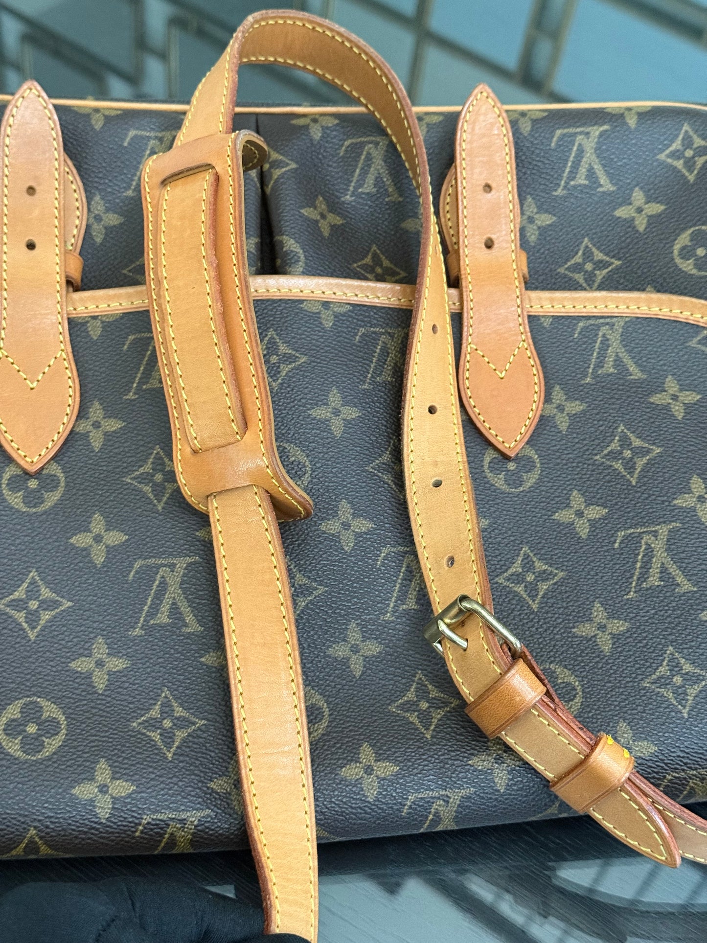 Gibeciere GM Messenger/ Crossbody Bag ๐
Year: 1994