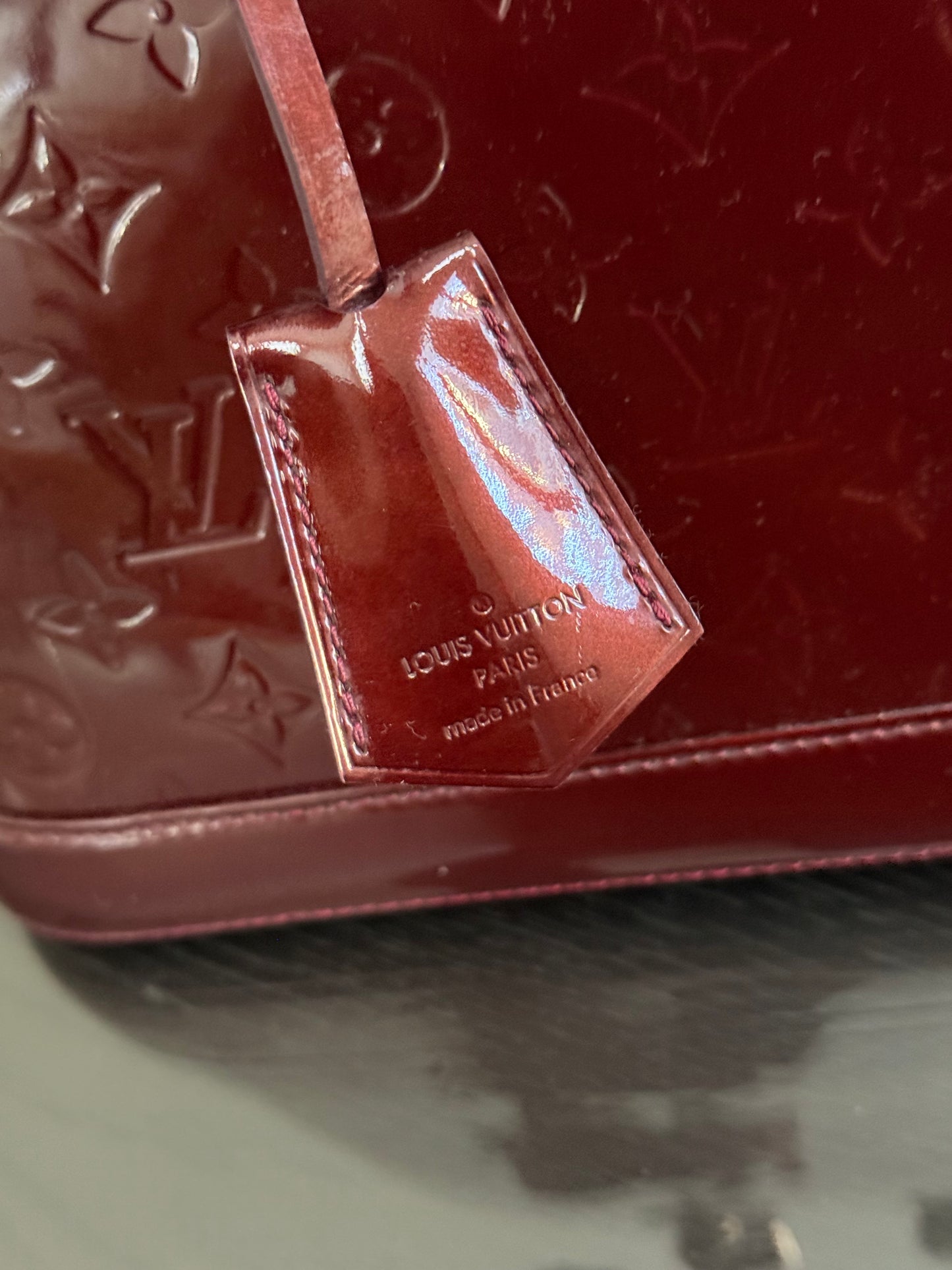 Vernis Alma PM Amarante with Lock π and key, clochette and Dustbag π