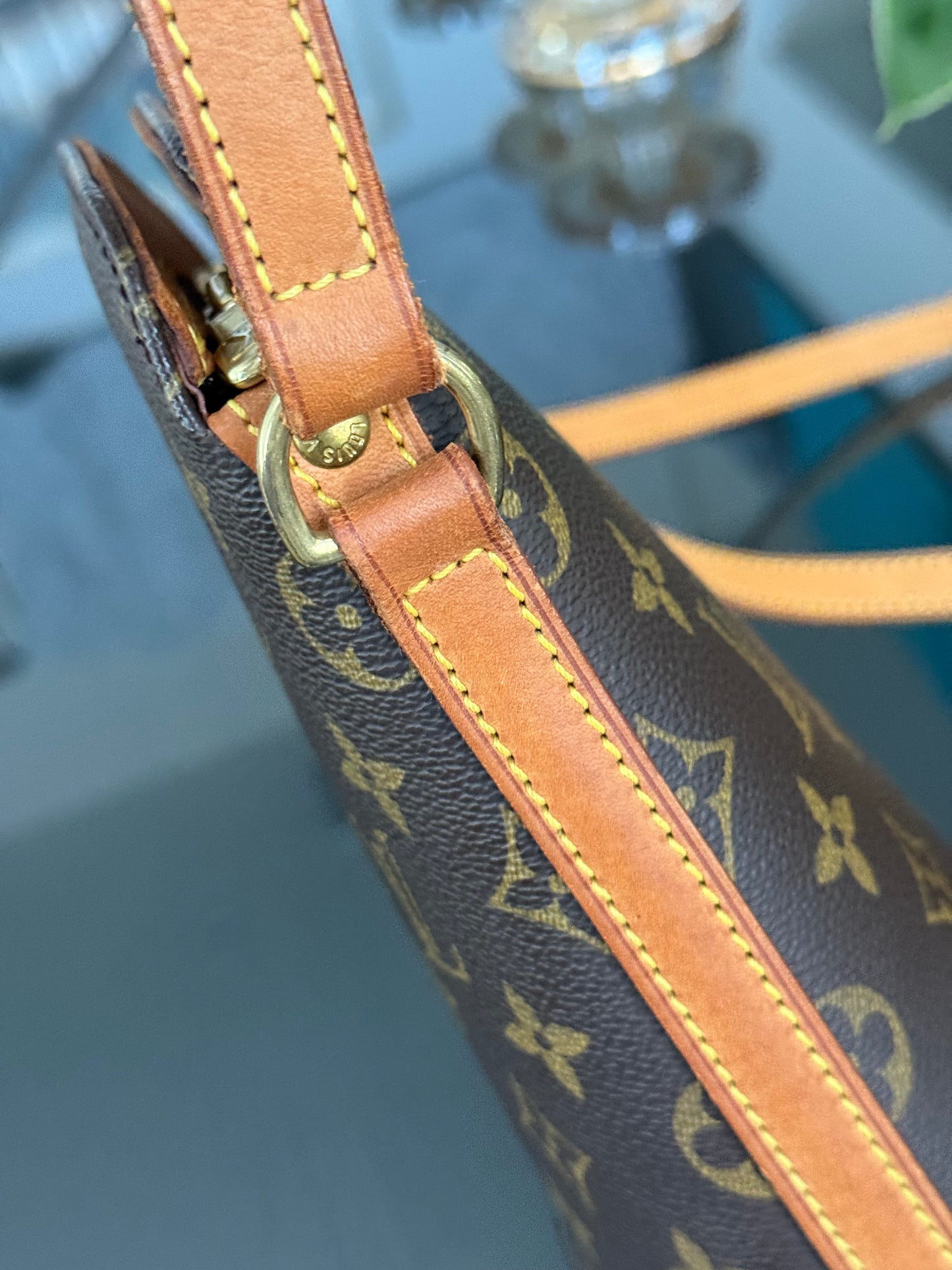 Drouot Crossbody ๐
Year: 2000
