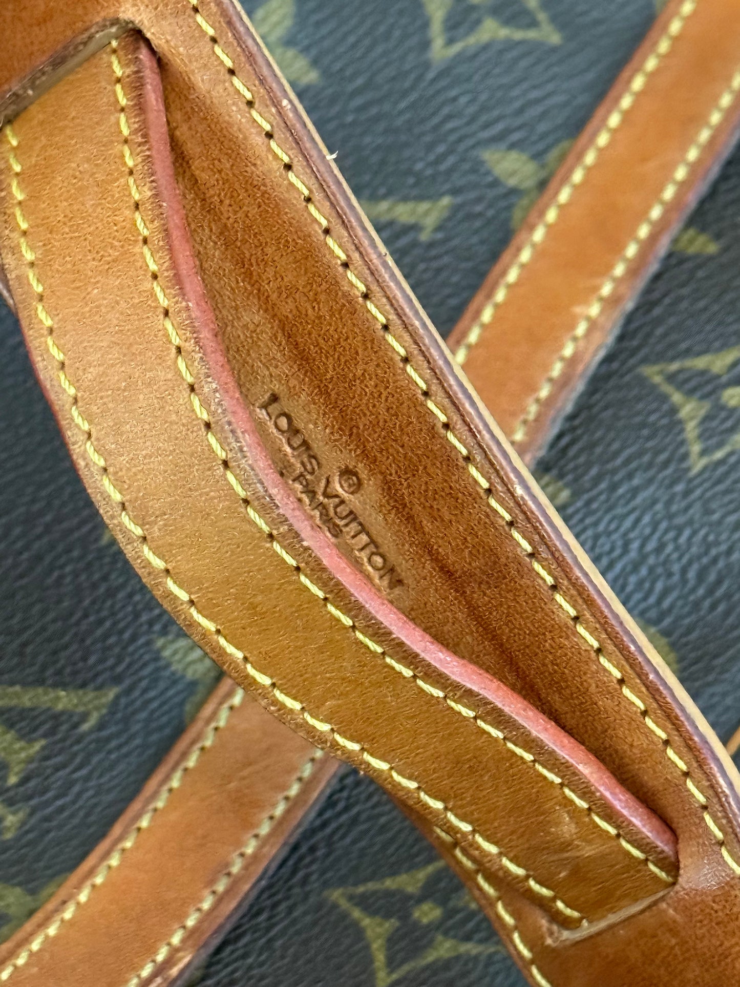 Jeaunefille GM Crossbody 🗓️ Year: 1990
