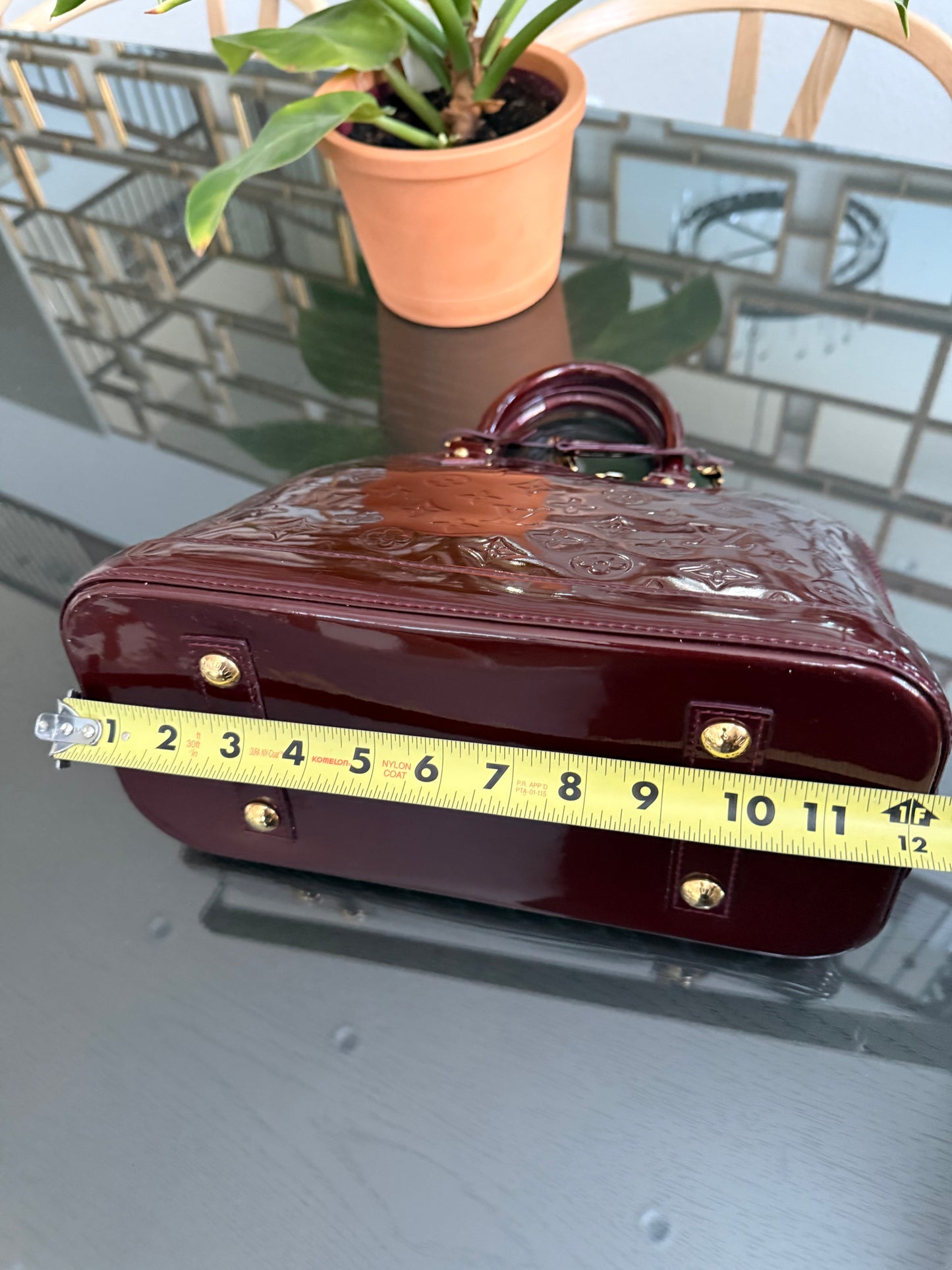 Vernis Alma PM Amarante with Lock π and key, clochette and Dustbag π