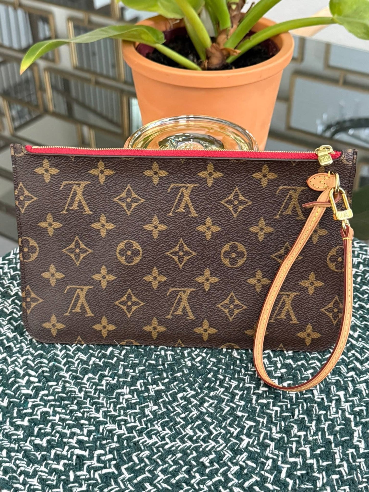 Neverfull MM/GM Pouch in Cerise interior -🗓️ Year: 2017