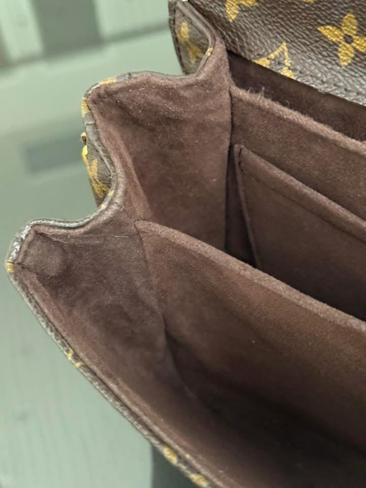 Blois Crossbody -๐๏ธ Year: 1997